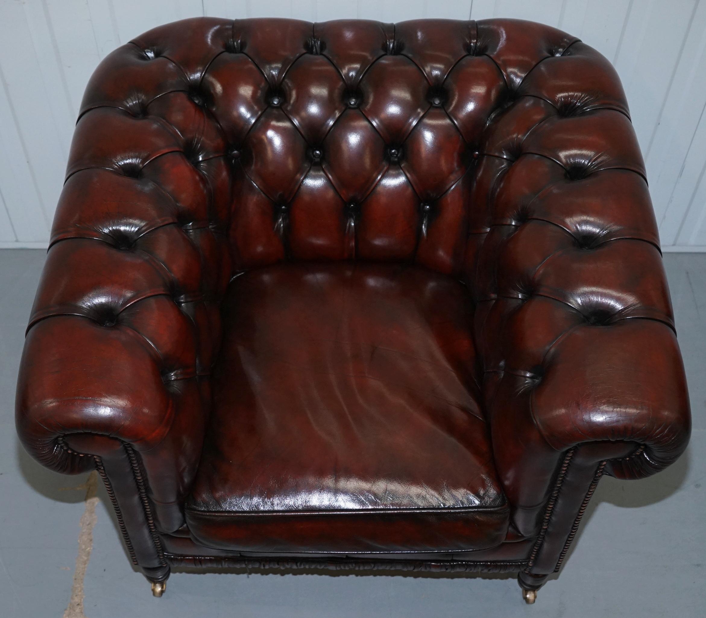 Restaurierte Bordeaux Leder Chesterfield Club Suite Sessel & Sofa auf gedrechselten Beinen (Handgeschnitzt) im Angebot