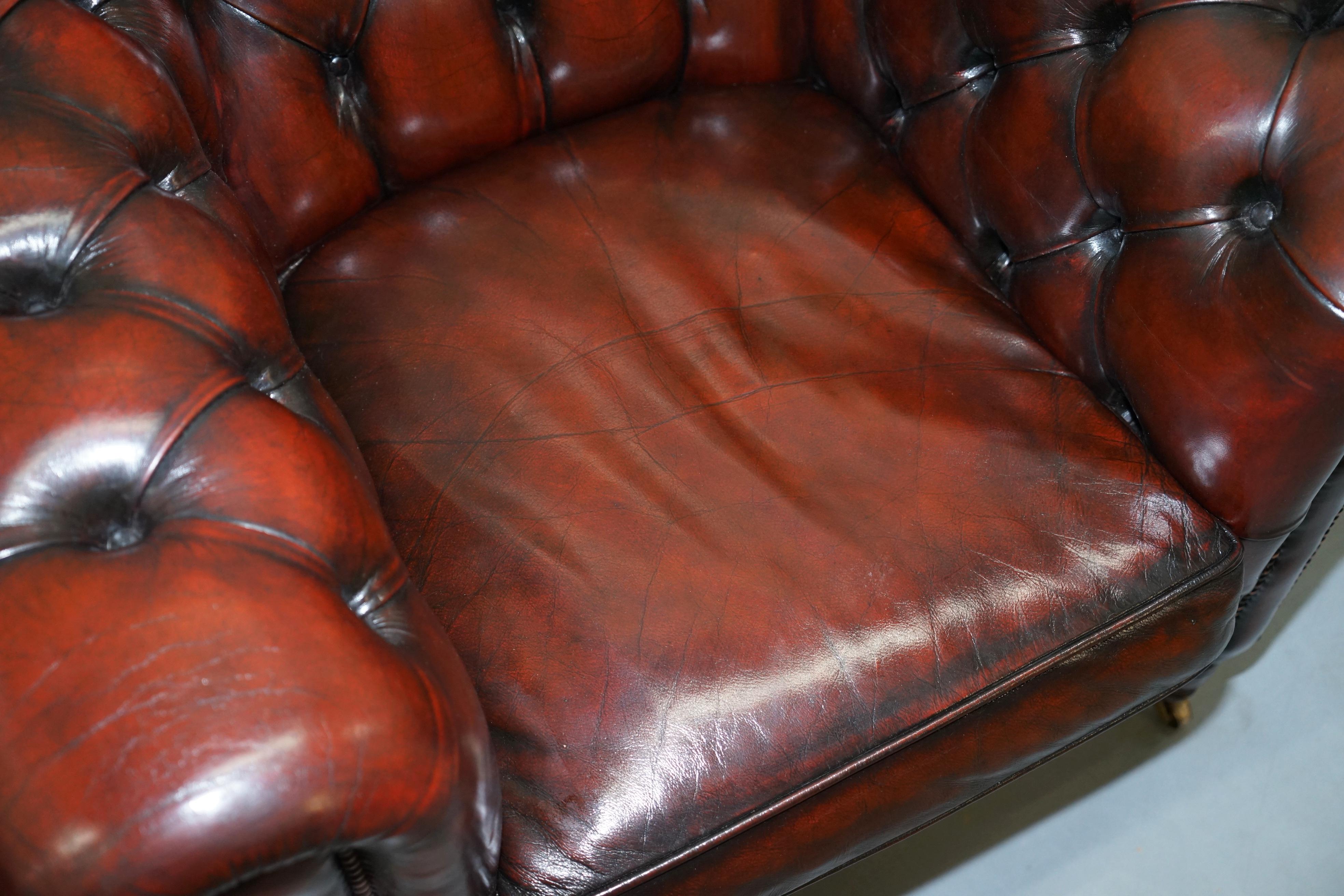 Restaurierte Bordeaux Leder Chesterfield Club Suite Sessel & Sofa auf gedrechselten Beinen (20. Jahrhundert) im Angebot