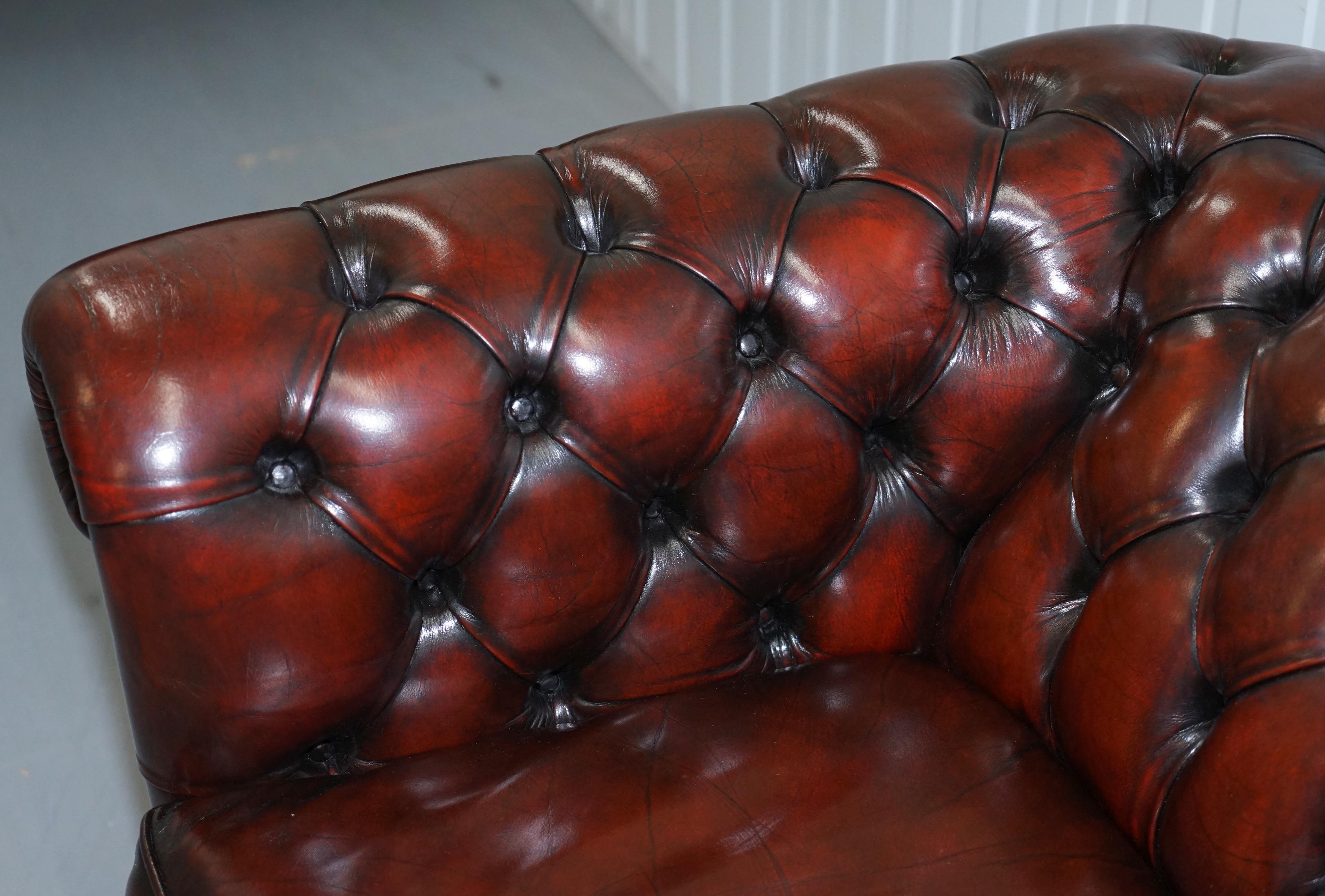 Restaurierte Bordeaux Leder Chesterfield Club Suite Sessel & Sofa auf gedrechselten Beinen (20. Jahrhundert) im Angebot