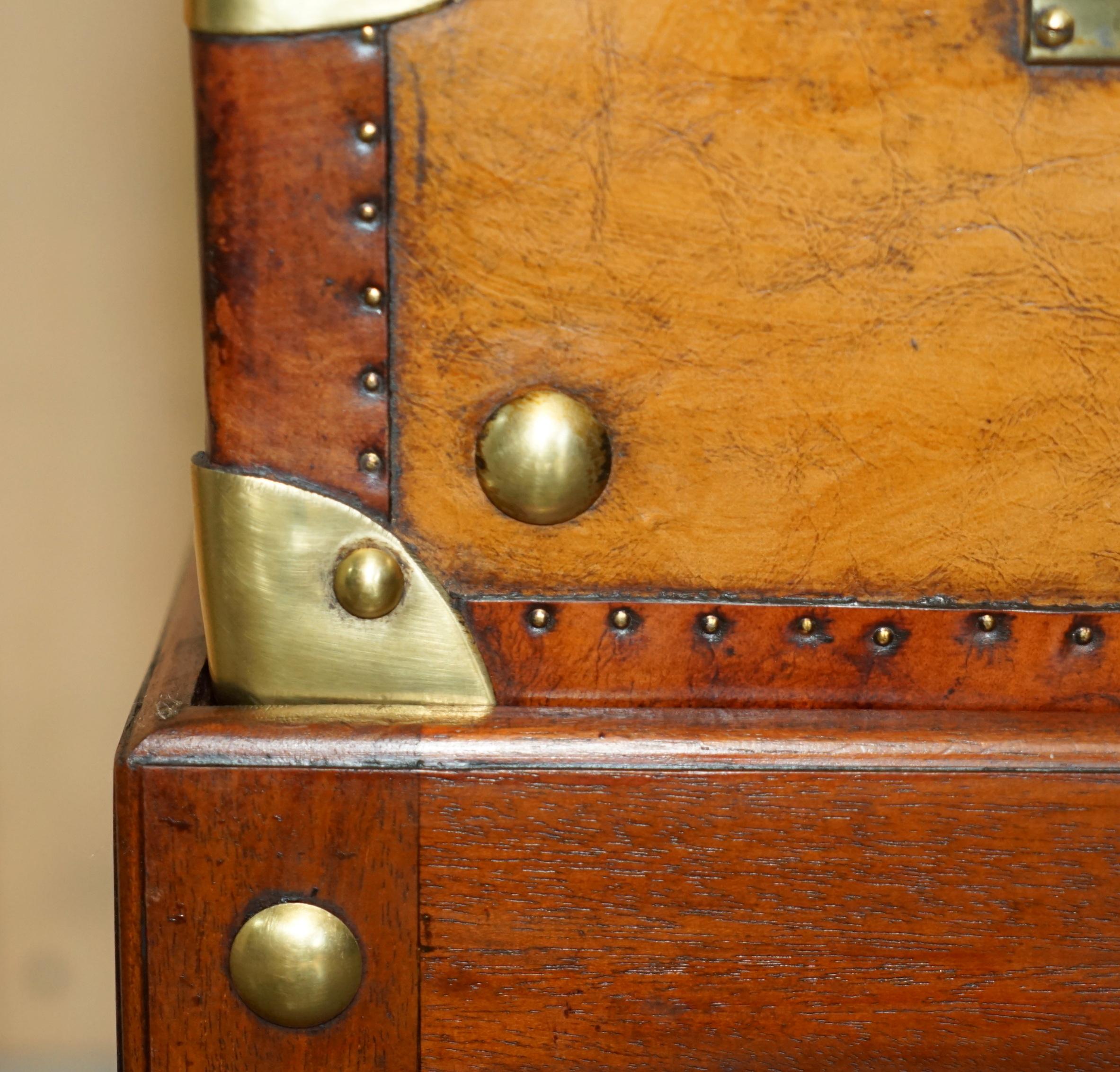 RESTORED BRITISH ARMY BROWN LEATHER TRUNK COFFEE TABLE HONI SOIT QUI MAL Y PENSe For Sale 2