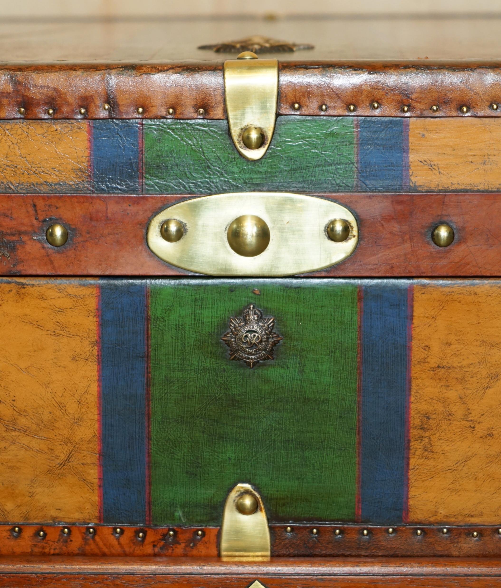 RESTORED BRITISH ARMY BROWN LEATHER TRUNK COFFEE TABLE HONI SOIT QUI MAL Y PENSe For Sale 4