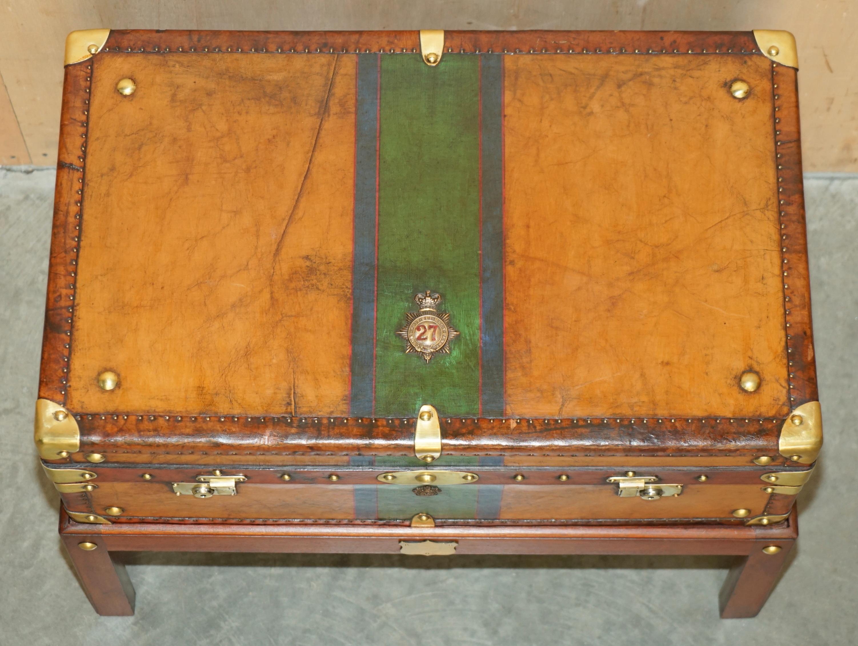 RESTORED BRITISH ARMY BROWN LEATHER TRUNK COFFEE TABLE HONI SOIT QUI MAL Y PENSe For Sale 10