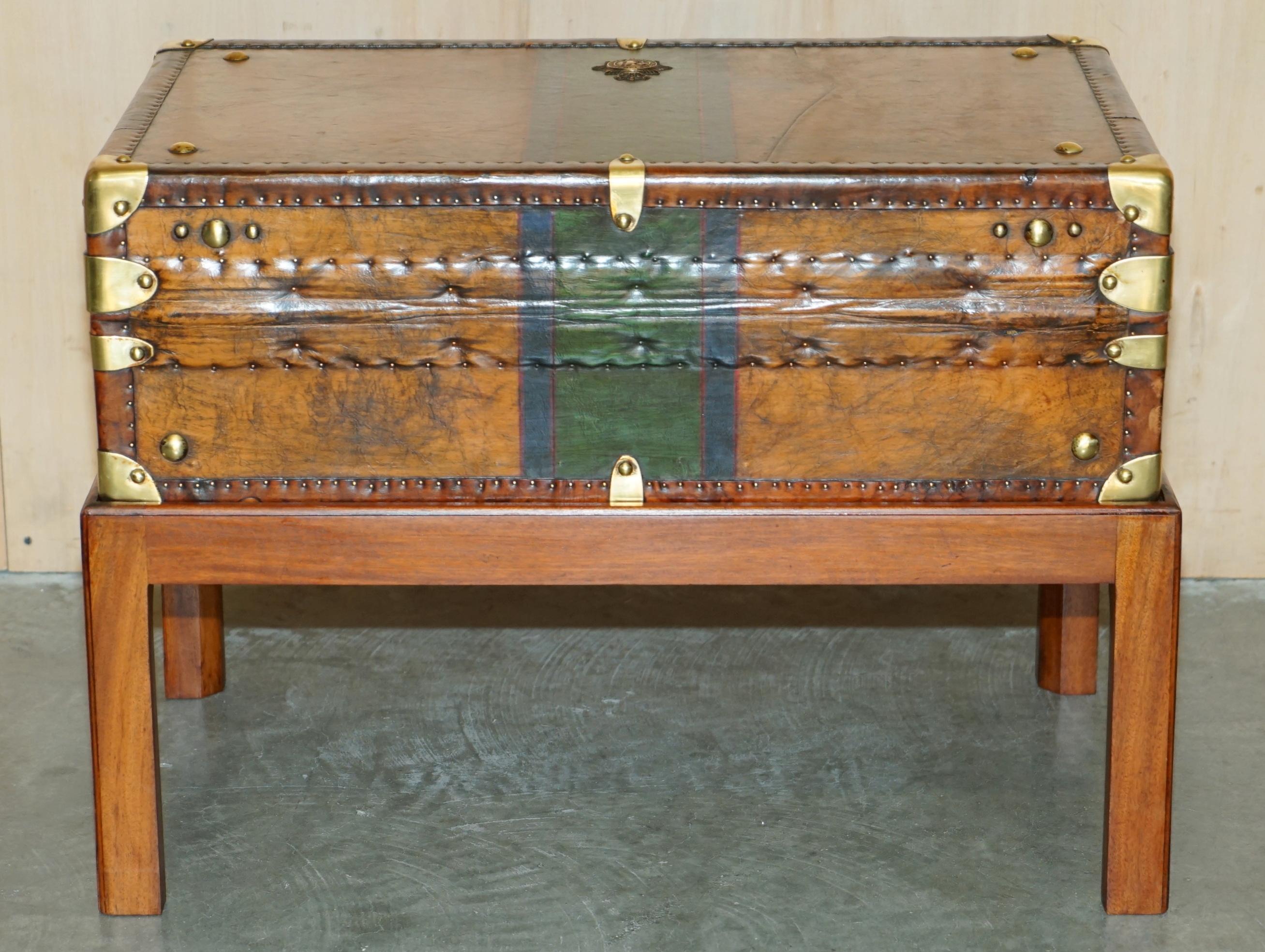 RESTORED BRITISH ARMY BROWN LEATHER TRUNK COFFEE TABLE HONI SOIT QUI MAL Y PENSe For Sale 12