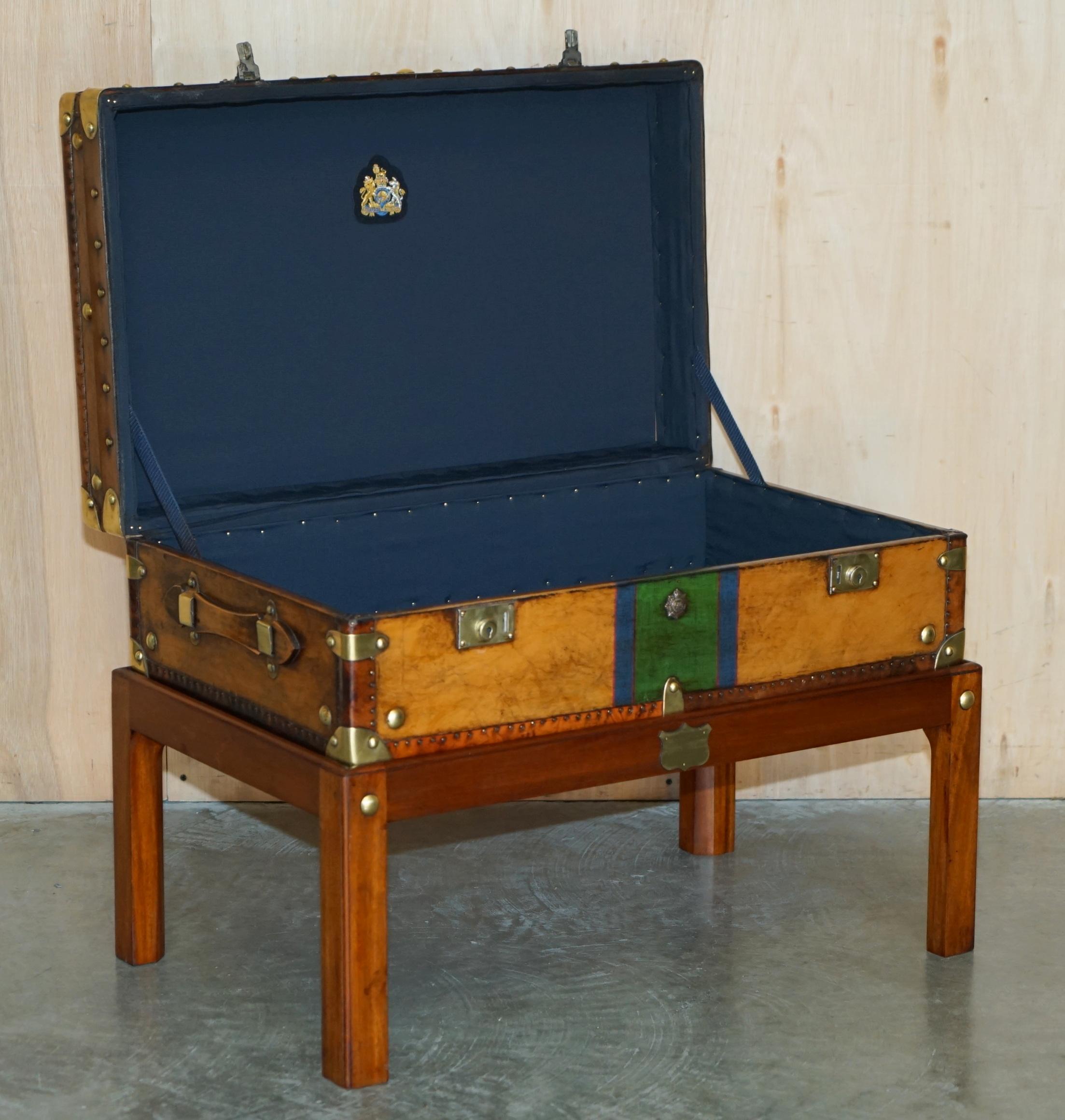 RESTORED BRITISH ARMY BROWN LEATHER TRUNK COFFEE TABLE HONI SOIT QUI MAL Y PENSe For Sale 13