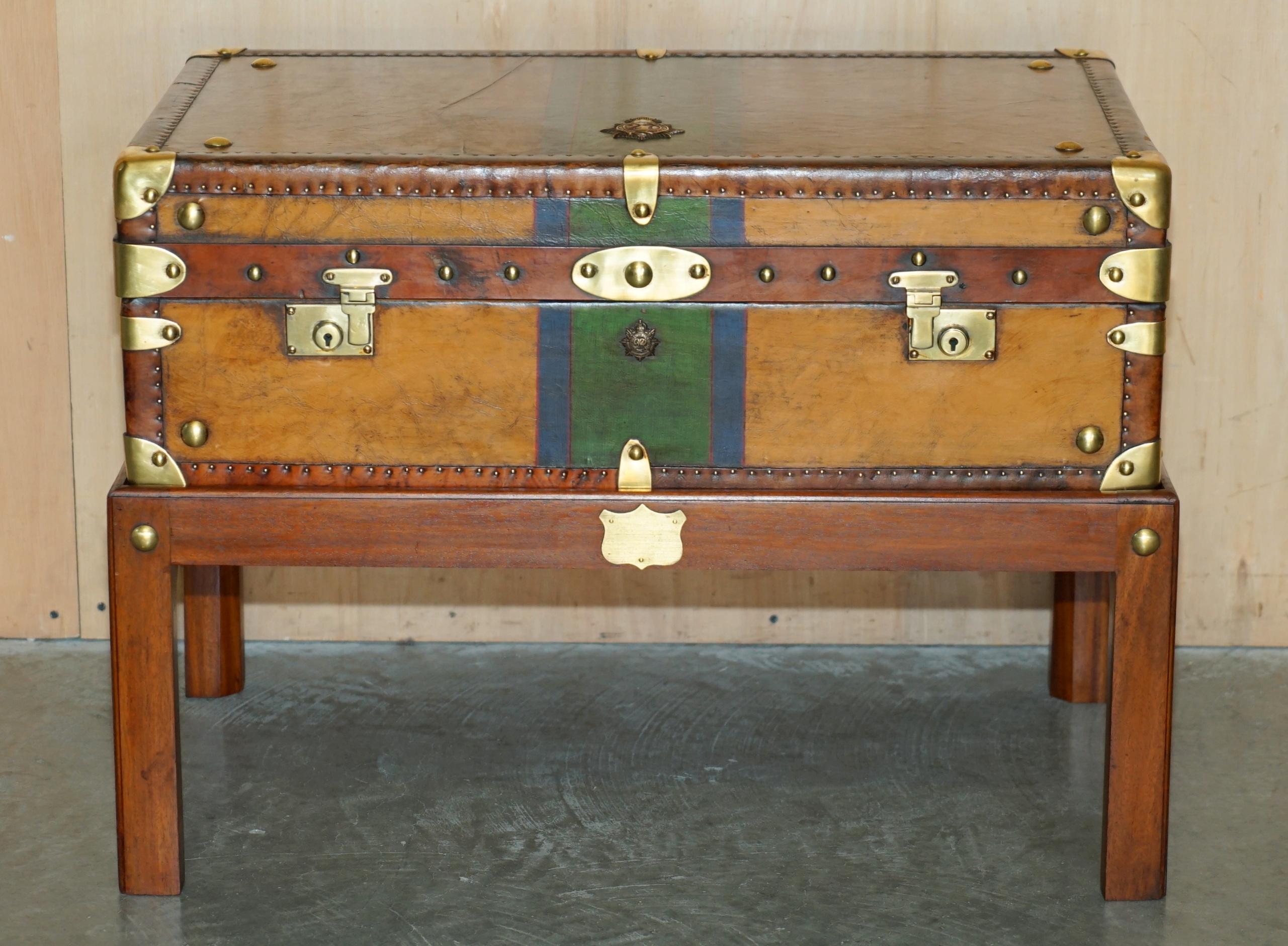 Brass RESTORED BRITISH ARMY BROWN LEATHER TRUNK COFFEE TABLE HONI SOIT QUI MAL Y PENSe For Sale