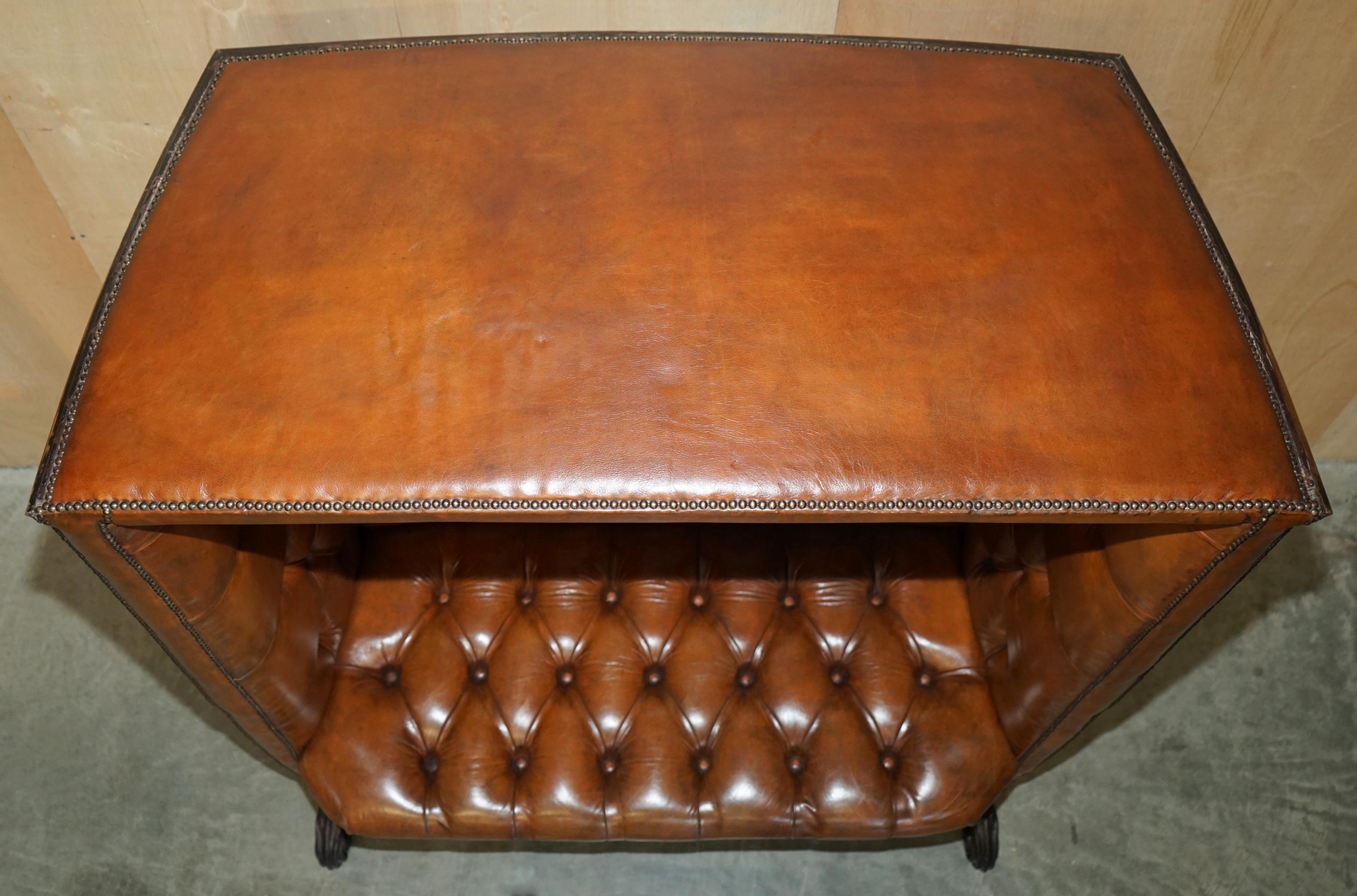 RESTORED BROWN LEATHER ViCTORIAN CARRIAGE SEAT SOFA ROYAL ARMORIAL COAT OF ARMS For Sale 5
