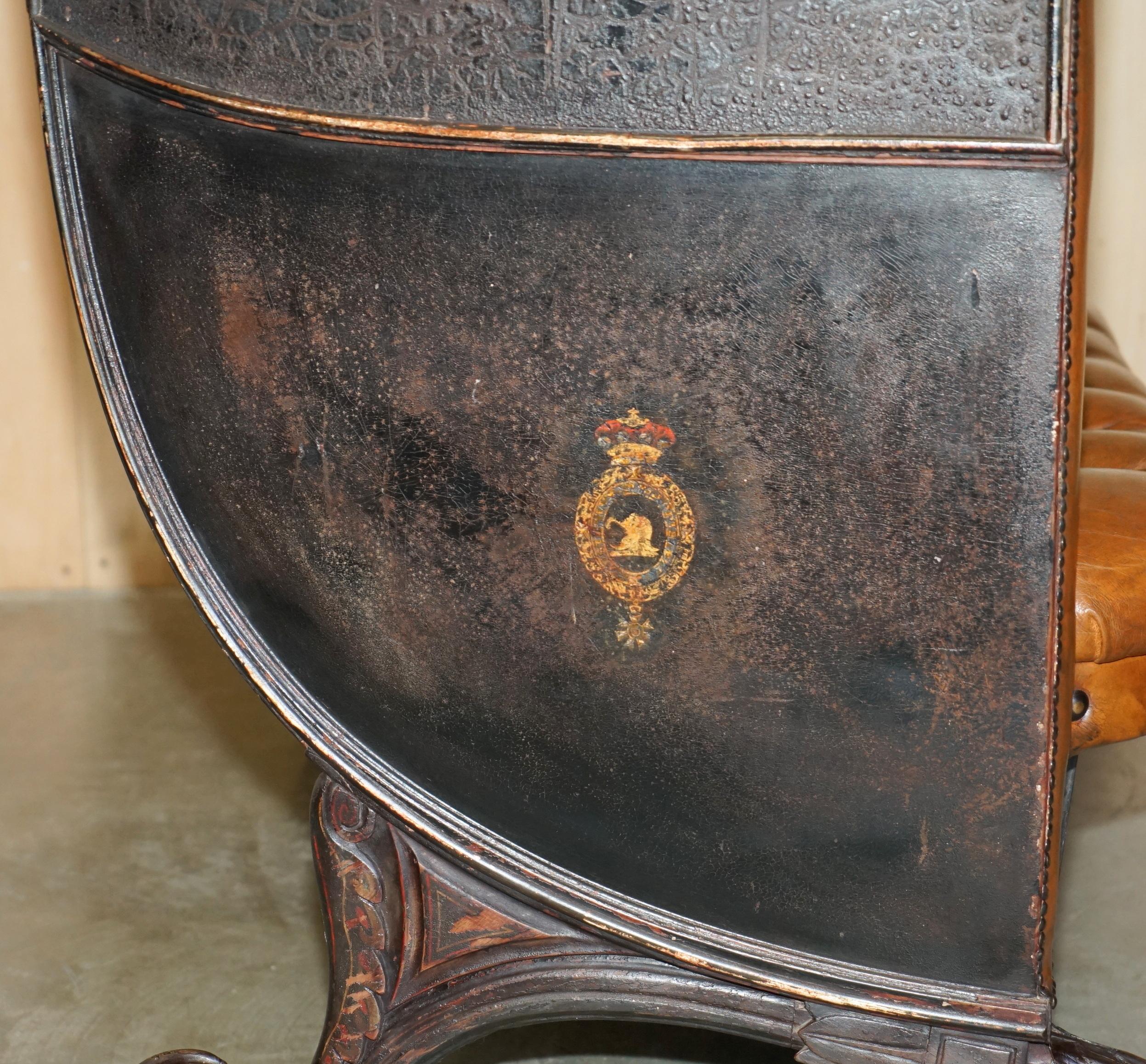 RESTORED BROWN LEATHER ViCTORIAN CARRIAGE SEAT SOFA ROYAL ARMORIAL COAT OF ARMS For Sale 8