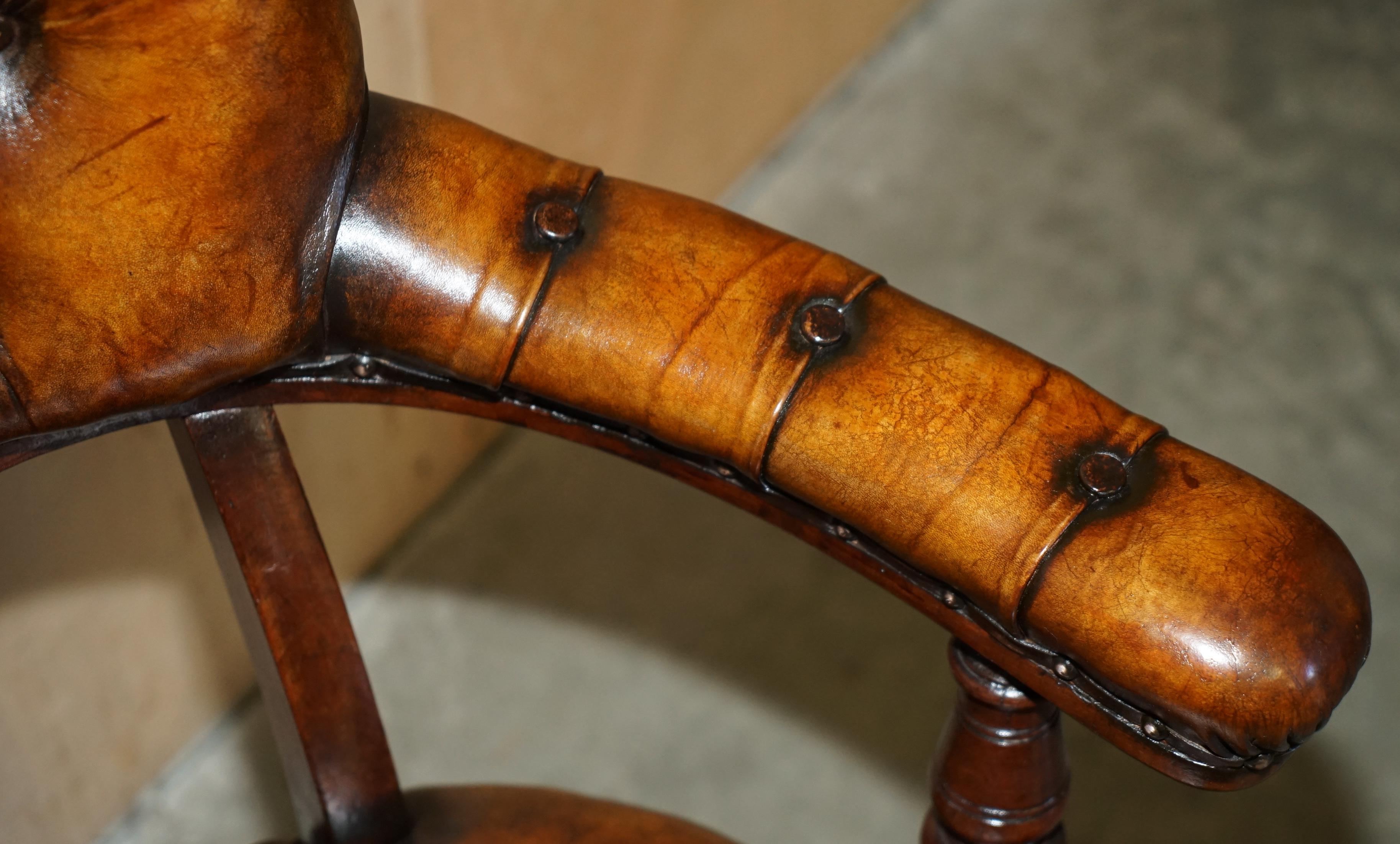 ARMCHAiR DE CAPITAINE EN CUIR BRUN WILLIAM IV 1830 HARDWOOD CHESTERFIELD CAPTAINS RESTORED en vente 5