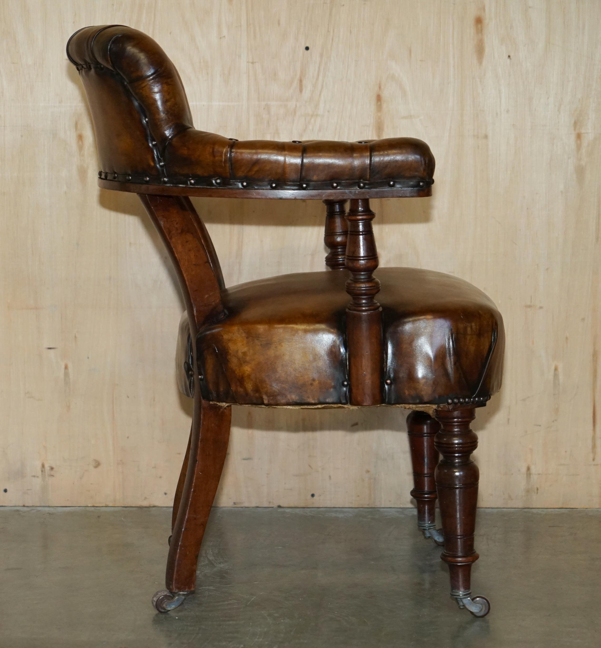 ARMCHAiR DE CAPITAINE EN CUIR BRUN WILLIAM IV 1830 HARDWOOD CHESTERFIELD CAPTAINS RESTORED en vente 8