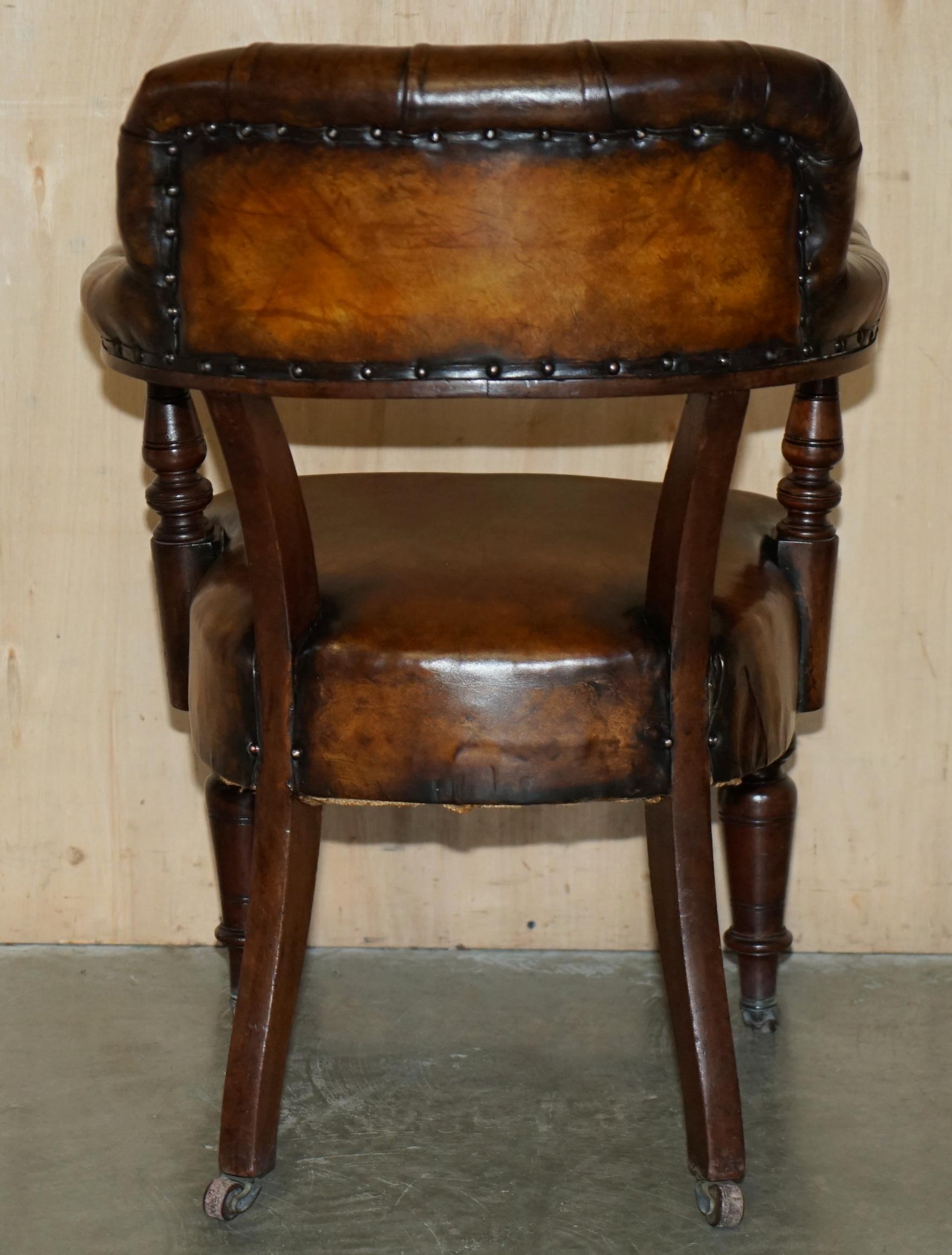 RESTORED BROWN LEATHER WILLIAM IV 1830 HARDWOOD CHESTERFIELD CAPTAINS ARMCHAiR For Sale 10