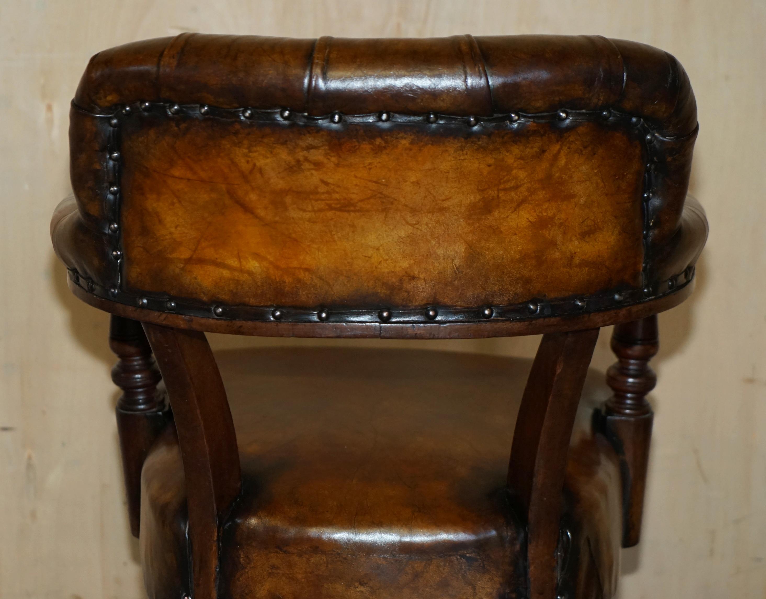 RESTORED BROWN LEATHER WILLIAM IV 1830 HARDWOOD CHESTERFIELD CAPTAINS ARMCHAiR For Sale 11