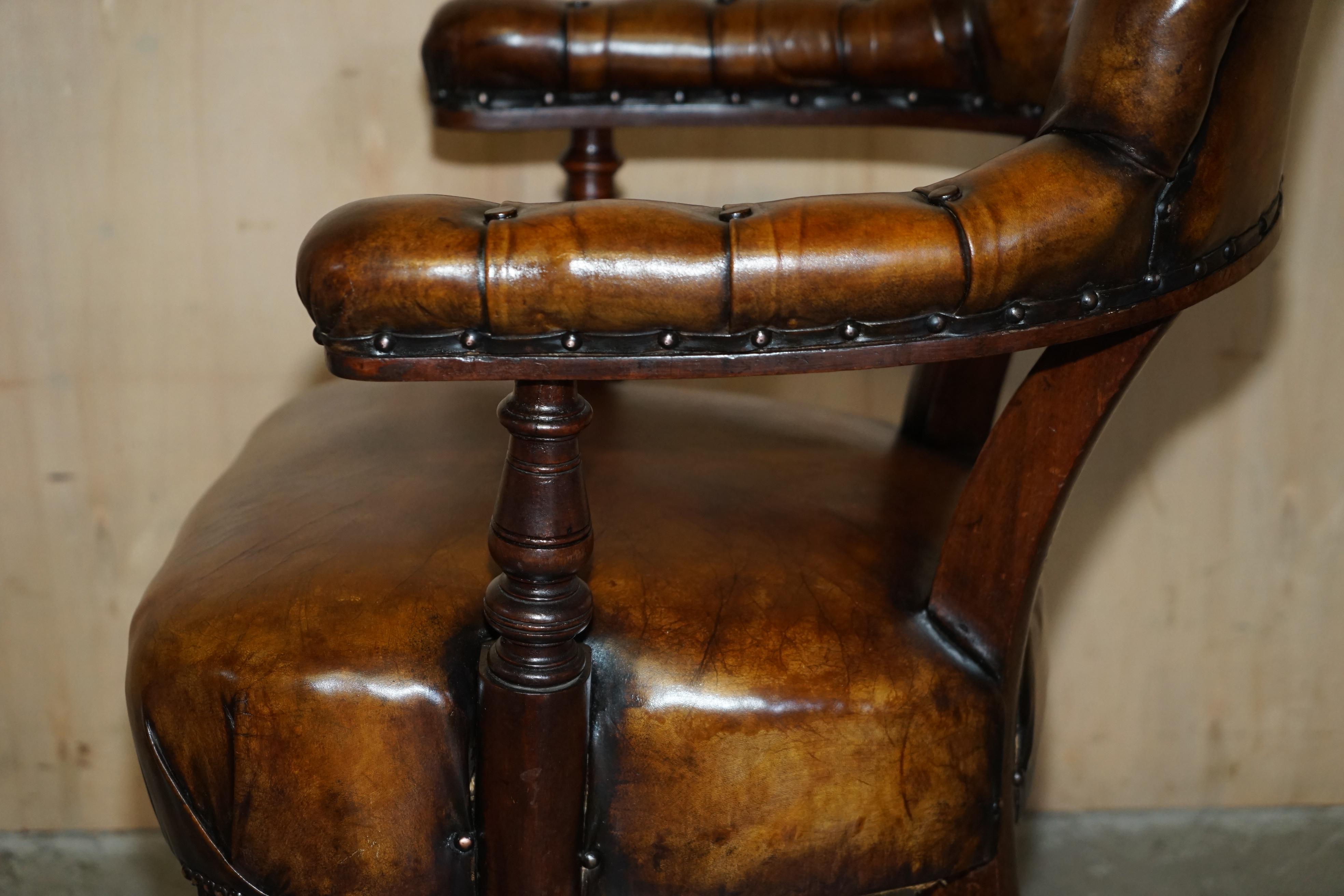 RESTORED BROWN LEATHER WILLIAM IV 1830 HARDWOOD CHESTERFIELD CAPTAINS ARMCHAiR For Sale 13