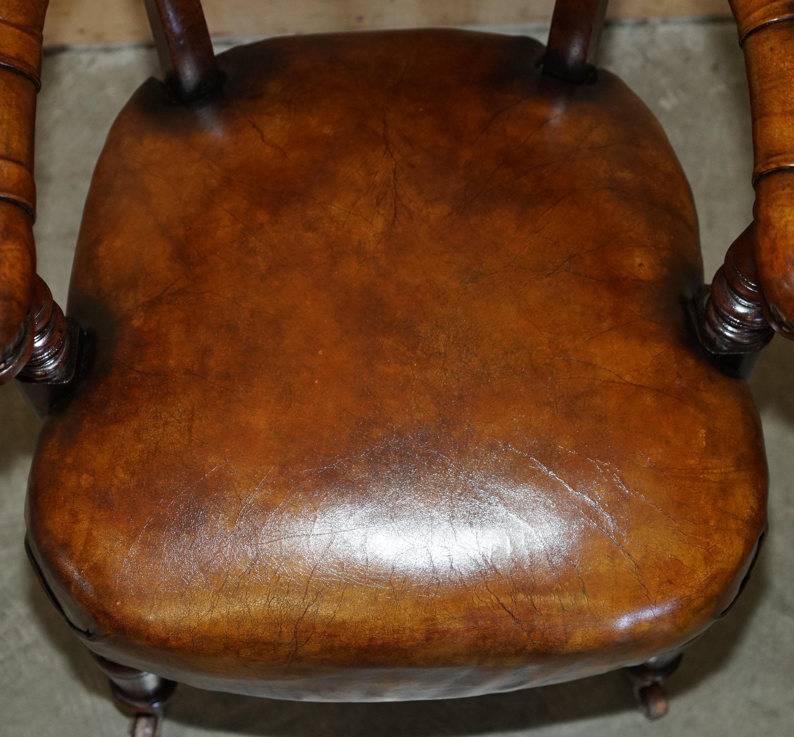 Mid-19th Century RESTORED BROWN LEATHER WILLIAM IV 1830 HARDWOOD CHESTERFIELD CAPTAINS ARMCHAiR For Sale