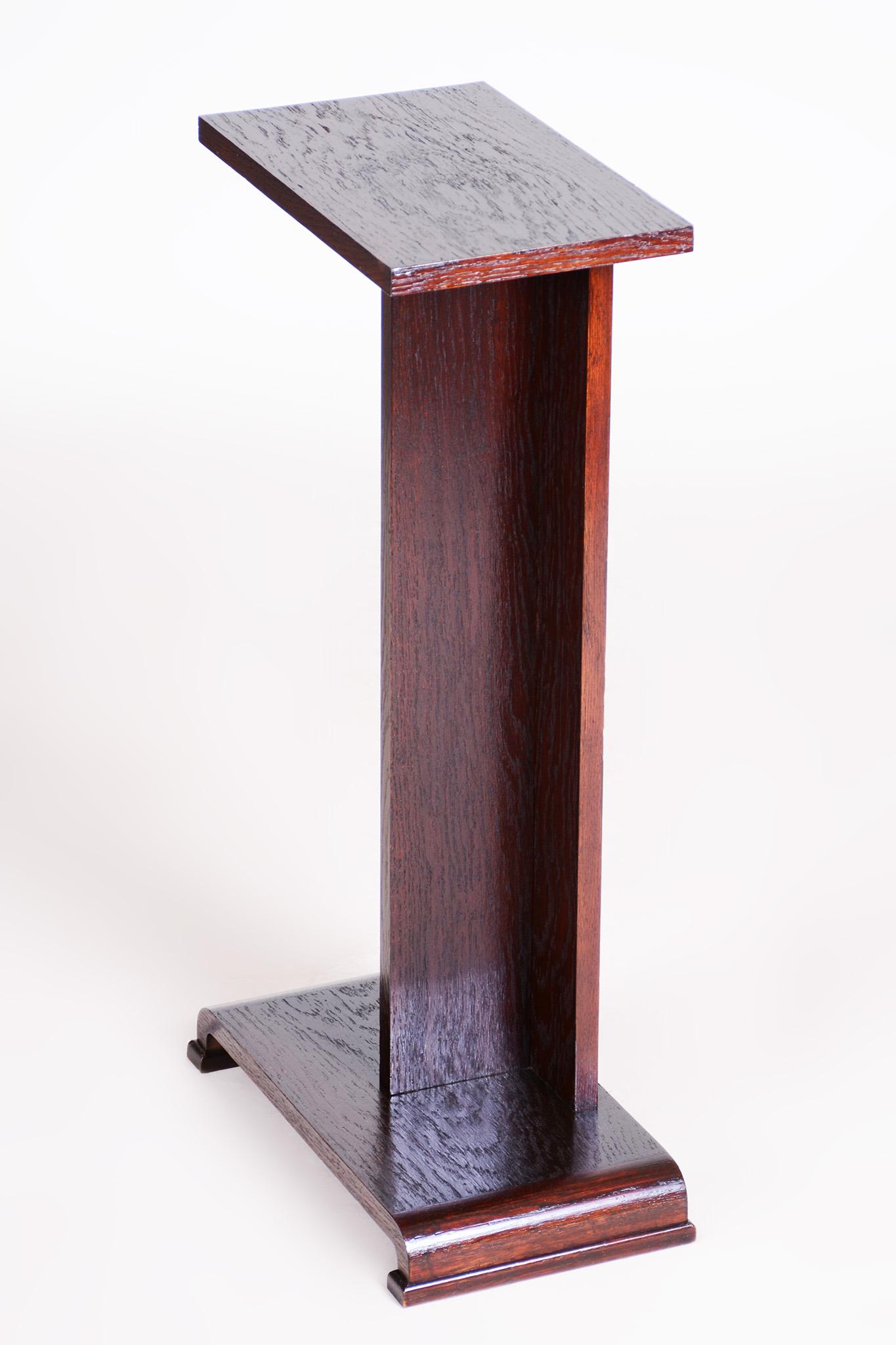 Tchèque The Pedestal Brown restauré, en chêne, Art déco, fabriqué dans les années 1930 en Tchécoslovaquie en vente