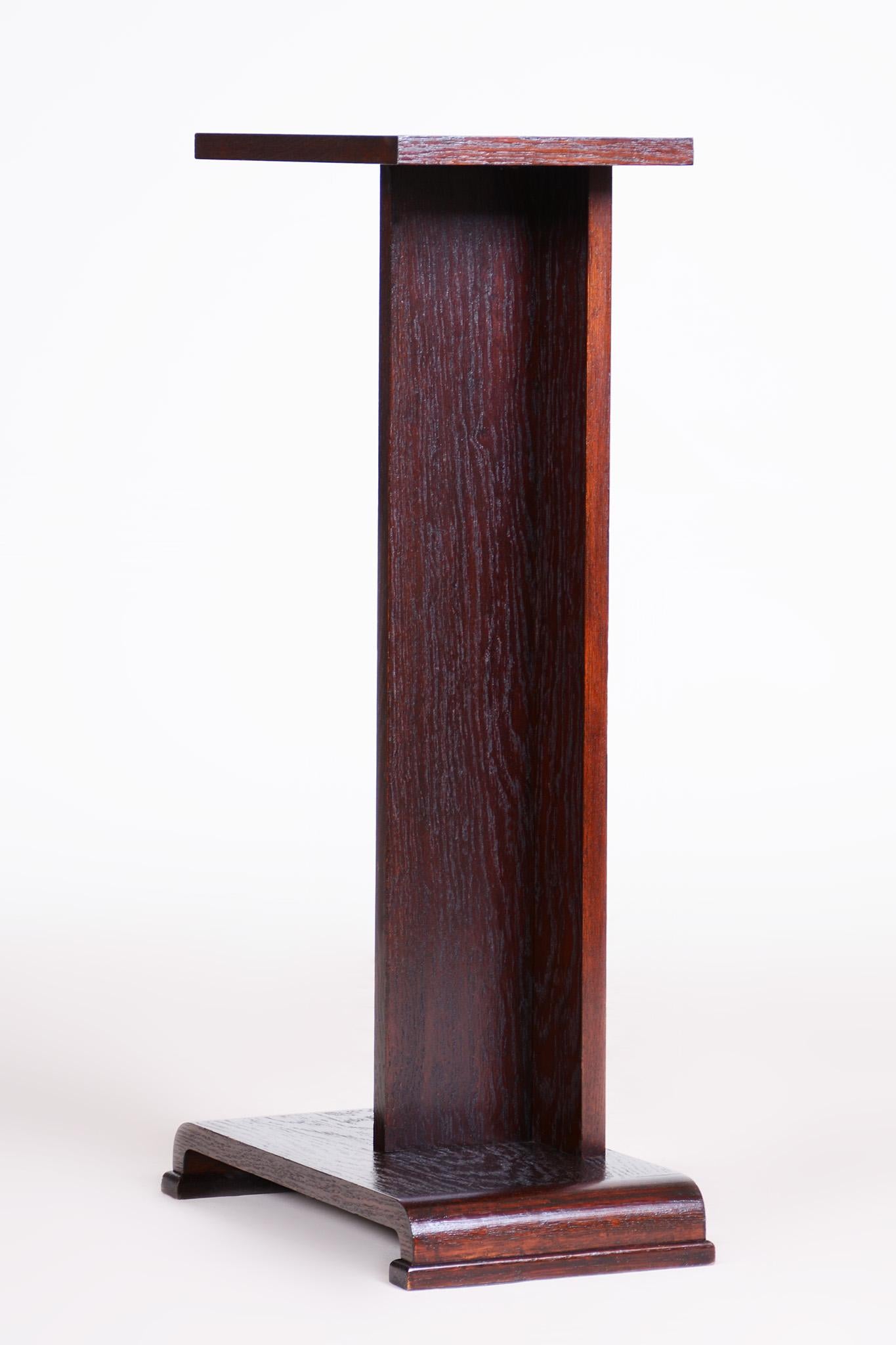 Restored Brown Pedestal Made in the 1930s in Czechia, Made Out of Oak, Art Deco In Good Condition For Sale In Horomerice, CZ