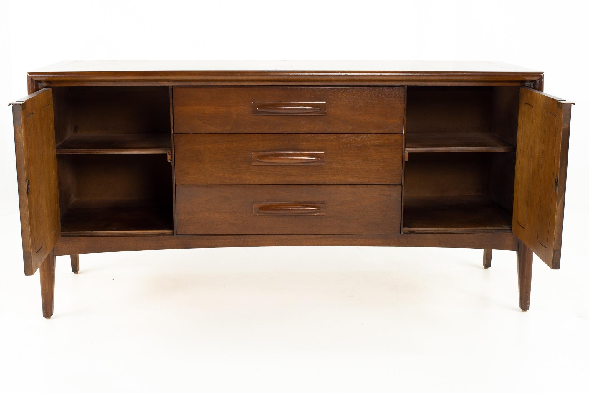 Restored Broyhill Emphasis Midcentury Walnut 9 Drawer Lowboy Dresser Credenza In Good Condition For Sale In Countryside, IL