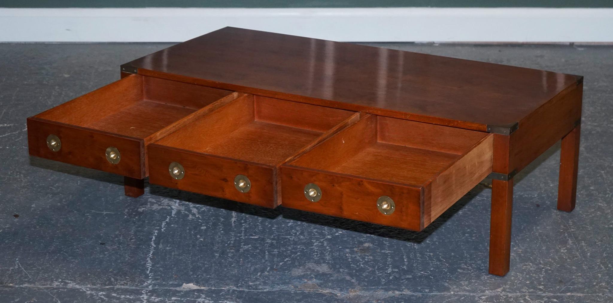 Restored Burr Yew & Elm Wood Brass Military Campaign Three Drawer Coffee Table In Good Condition For Sale In Pulborough, GB