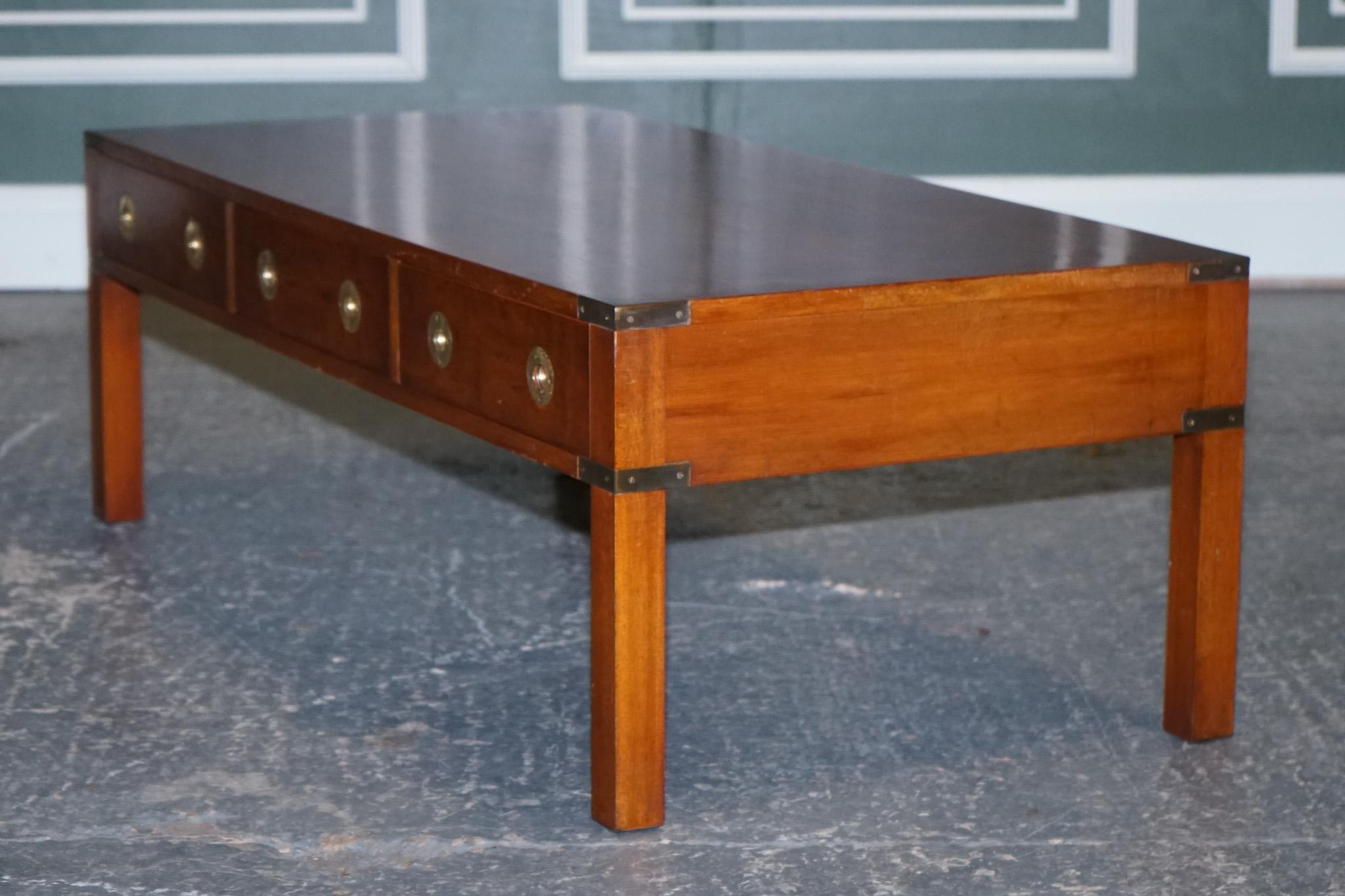 20ième siècle TABLE A CAFE A TROIS TIROIRS MILITAIRE CAMPAiGN RESTAUREE EN BOIS D'ARBRE ET D'ELM. en vente