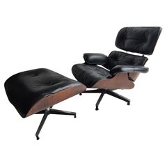 Silla Eames Lounge Chair & Ottoman restaurada de C1959 en palisandro con cuero negro