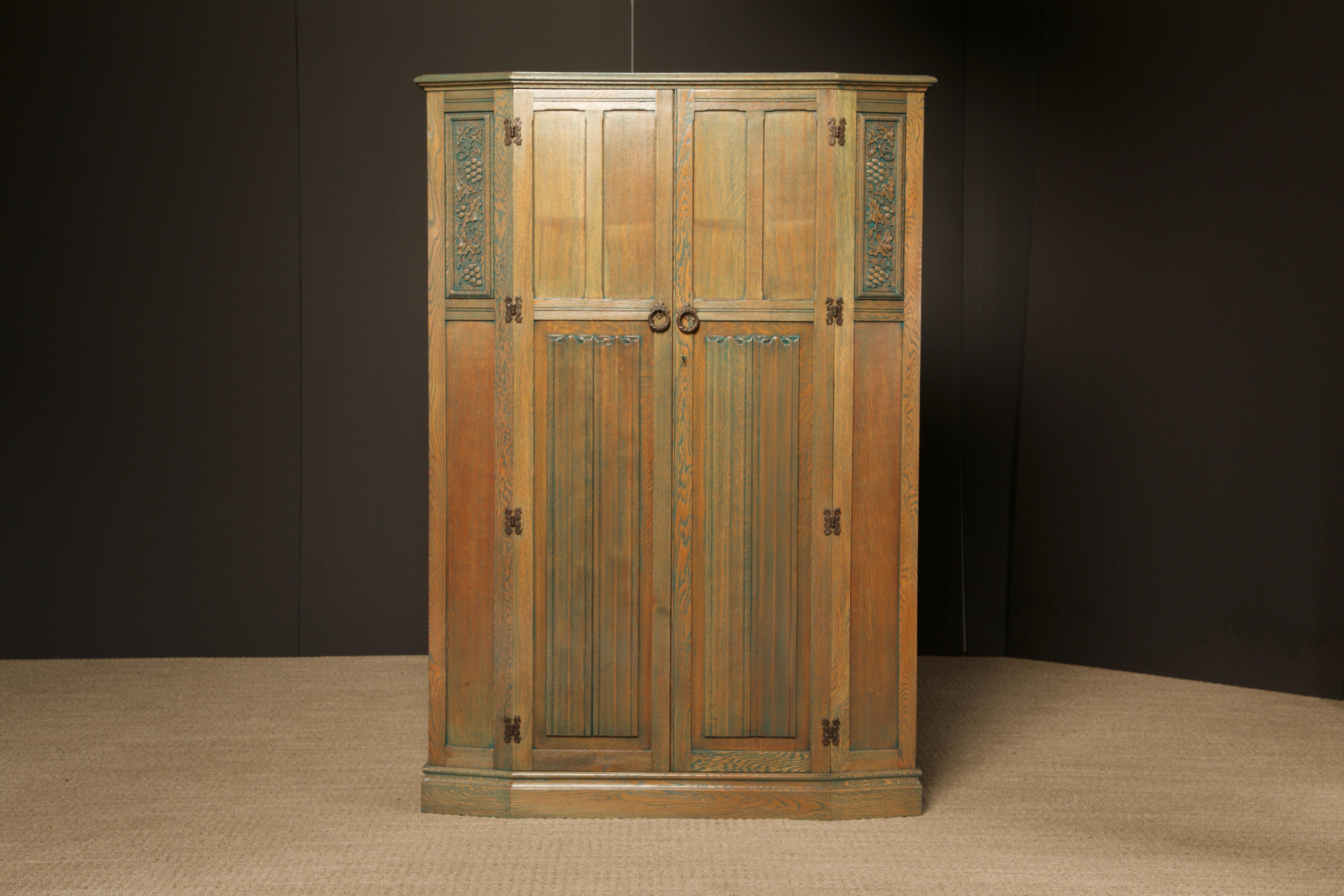 Armario de roble cerusado de gran calidad y belleza, fabricado por Maple & Co. de Londres. De excelente construcción en roble macizo con atractivas vetas e intrigantes detalles tallados y herrajes. Viene con una llave que permite cerrar el armario. 