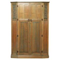 Armadio in rovere cerato e anticato restaurato di Maple & Co. London, firmato