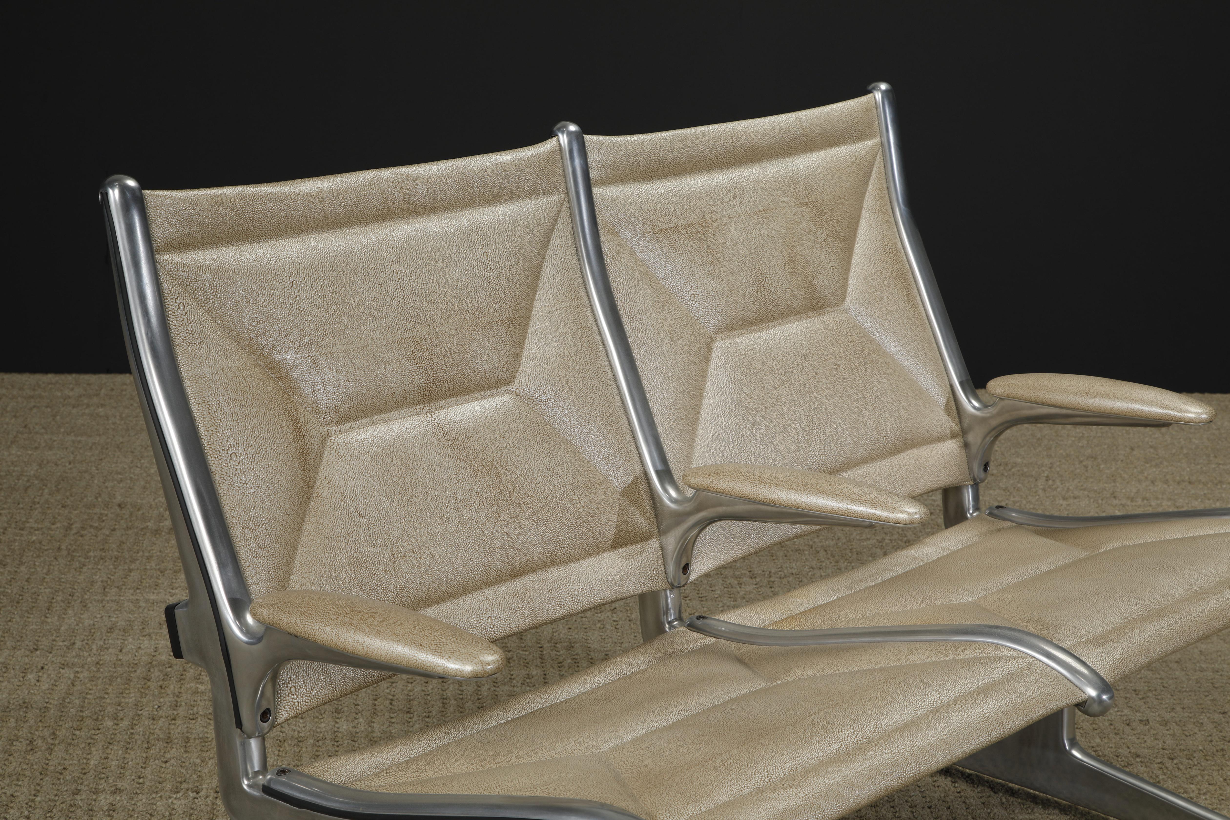Sistema restaurado de asientos en tándem Charles Eames para Herman Miller con piel Edelman en venta 12
