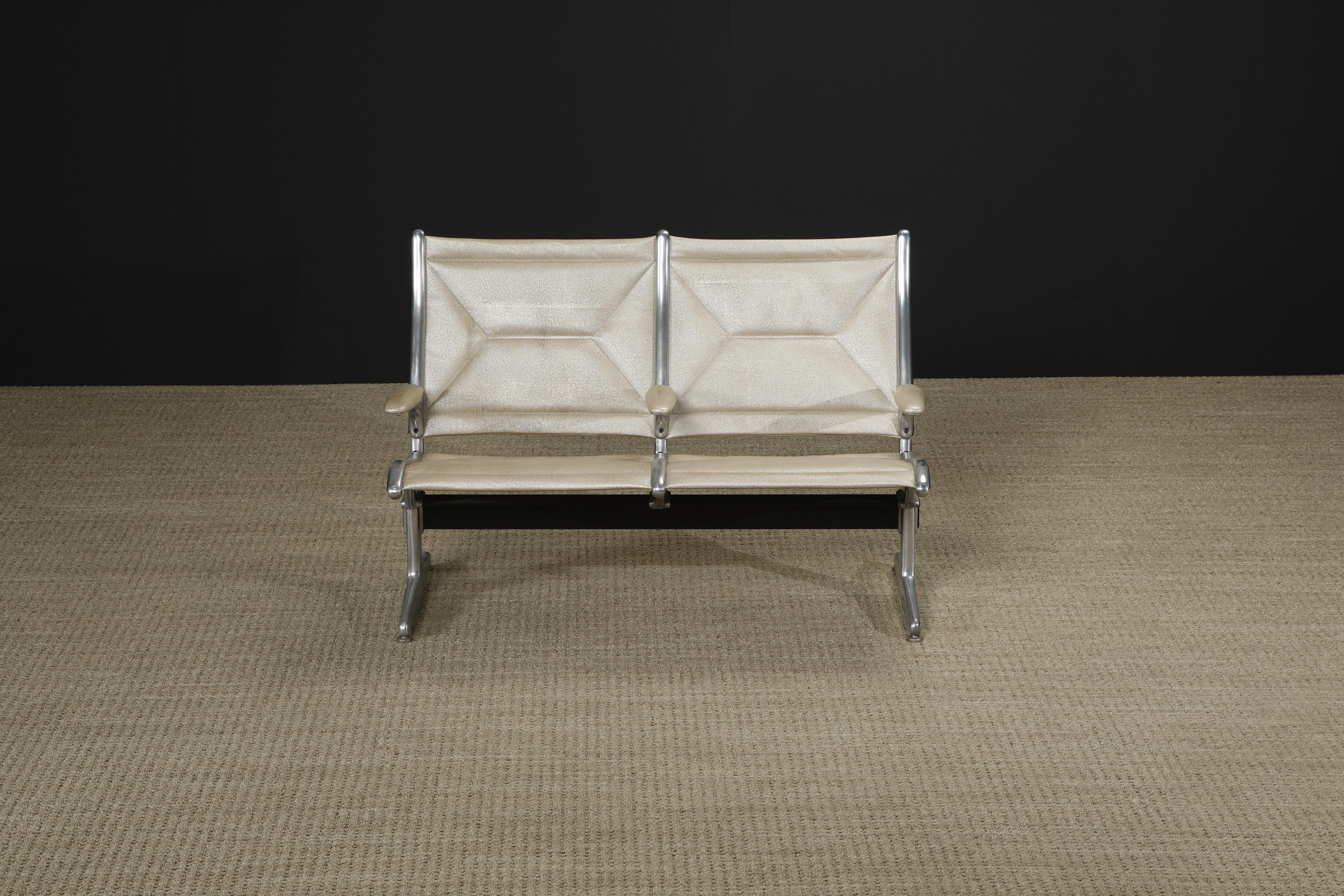 Sistema restaurado de asientos en tándem Charles Eames para Herman Miller con piel Edelman Moderno de mediados de siglo en venta