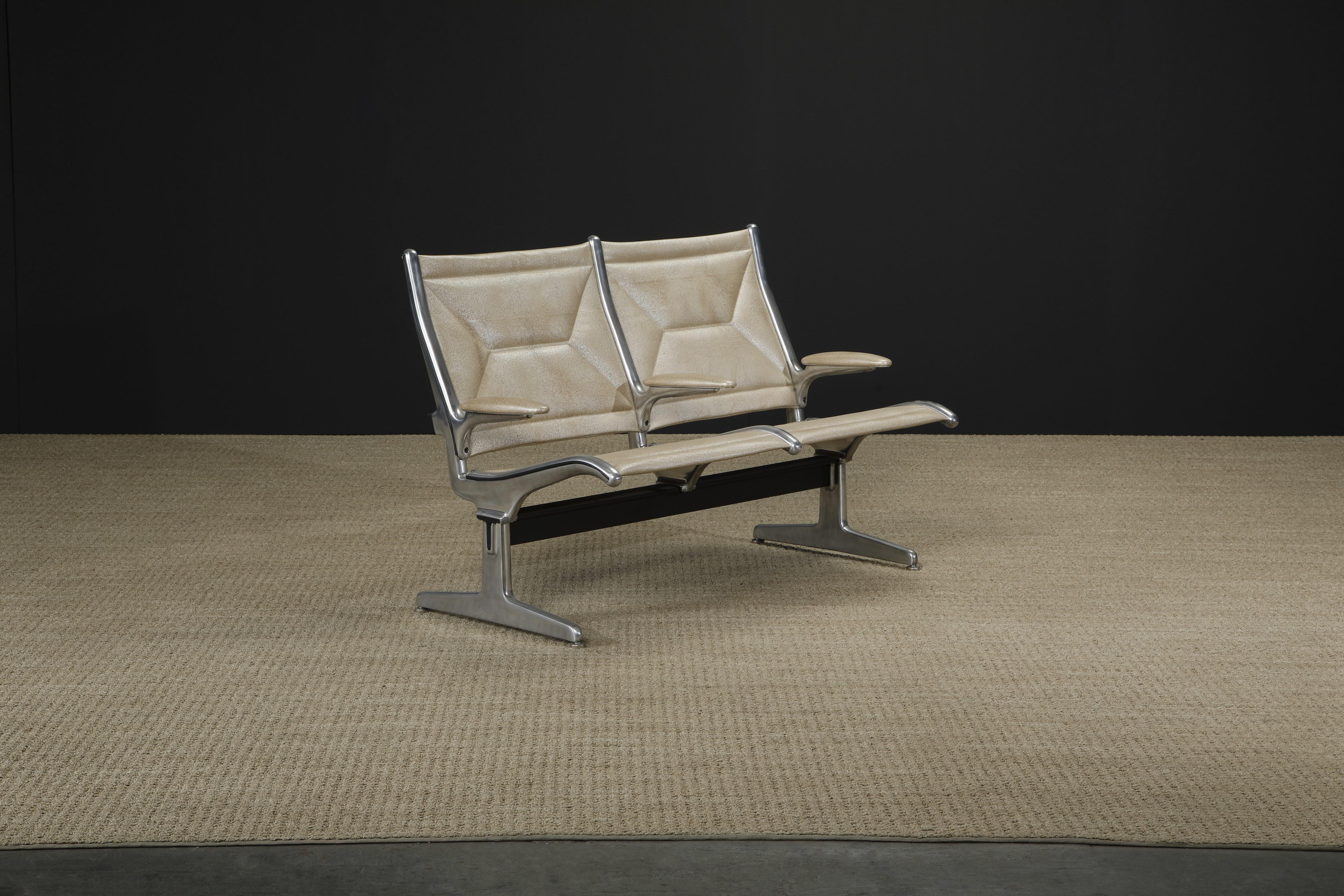Sistema restaurado de asientos en tándem Charles Eames para Herman Miller con piel Edelman Estadounidense en venta