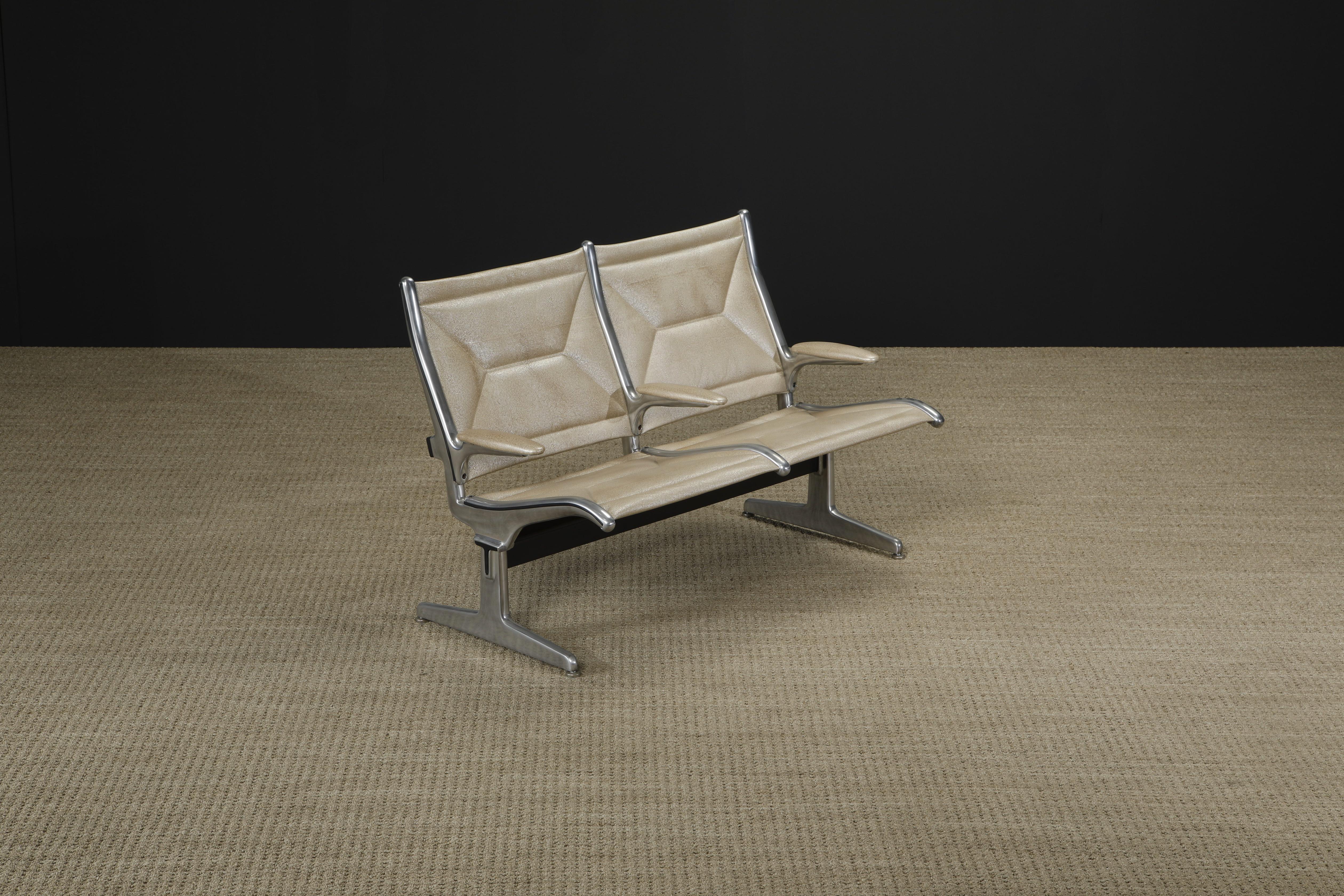 Sistema restaurado de asientos en tándem Charles Eames para Herman Miller con piel Edelman en Excelente estado para la venta en Los Angeles, CA