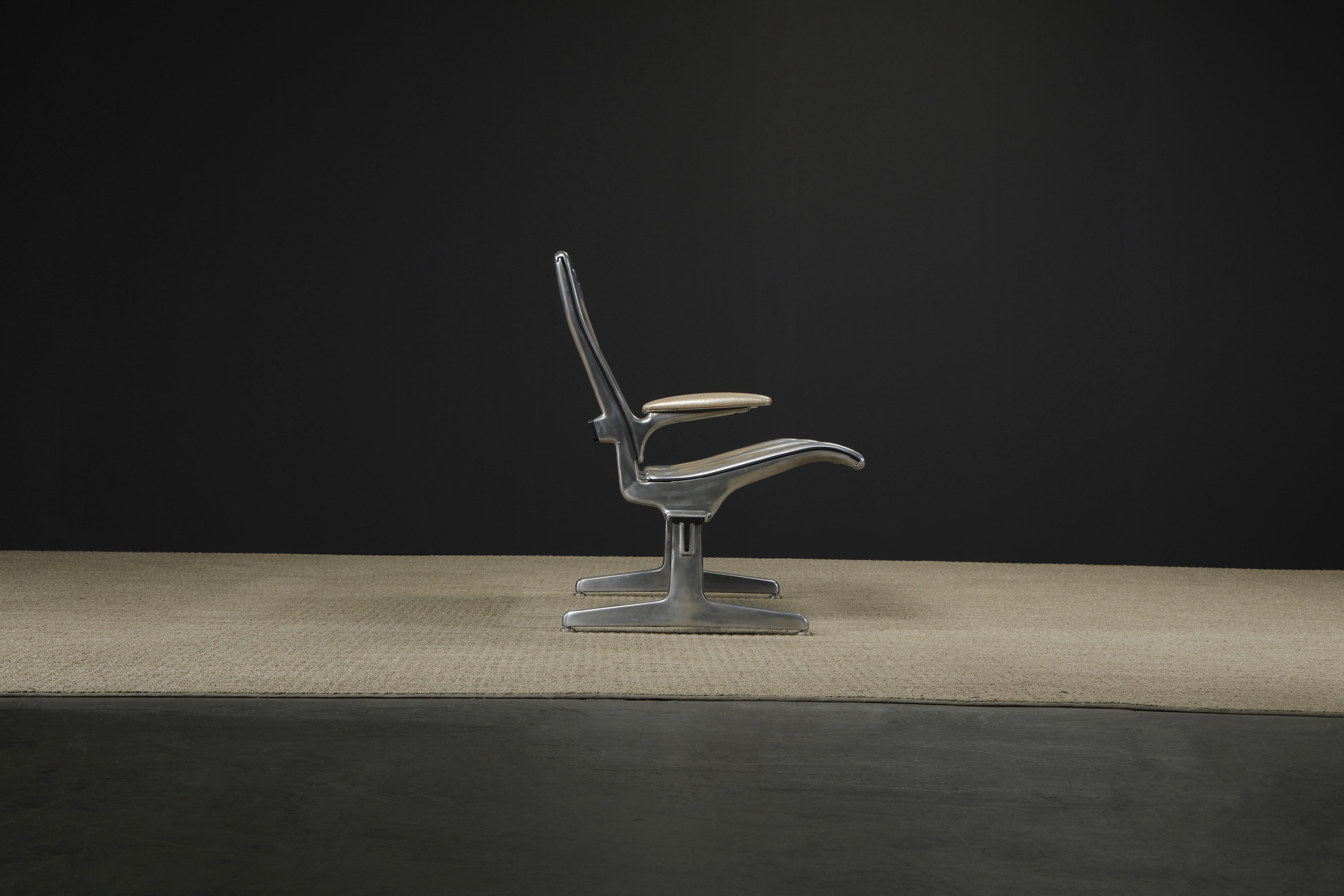Sistema restaurado de asientos en tándem Charles Eames para Herman Miller con piel Edelman mediados del siglo XX en venta