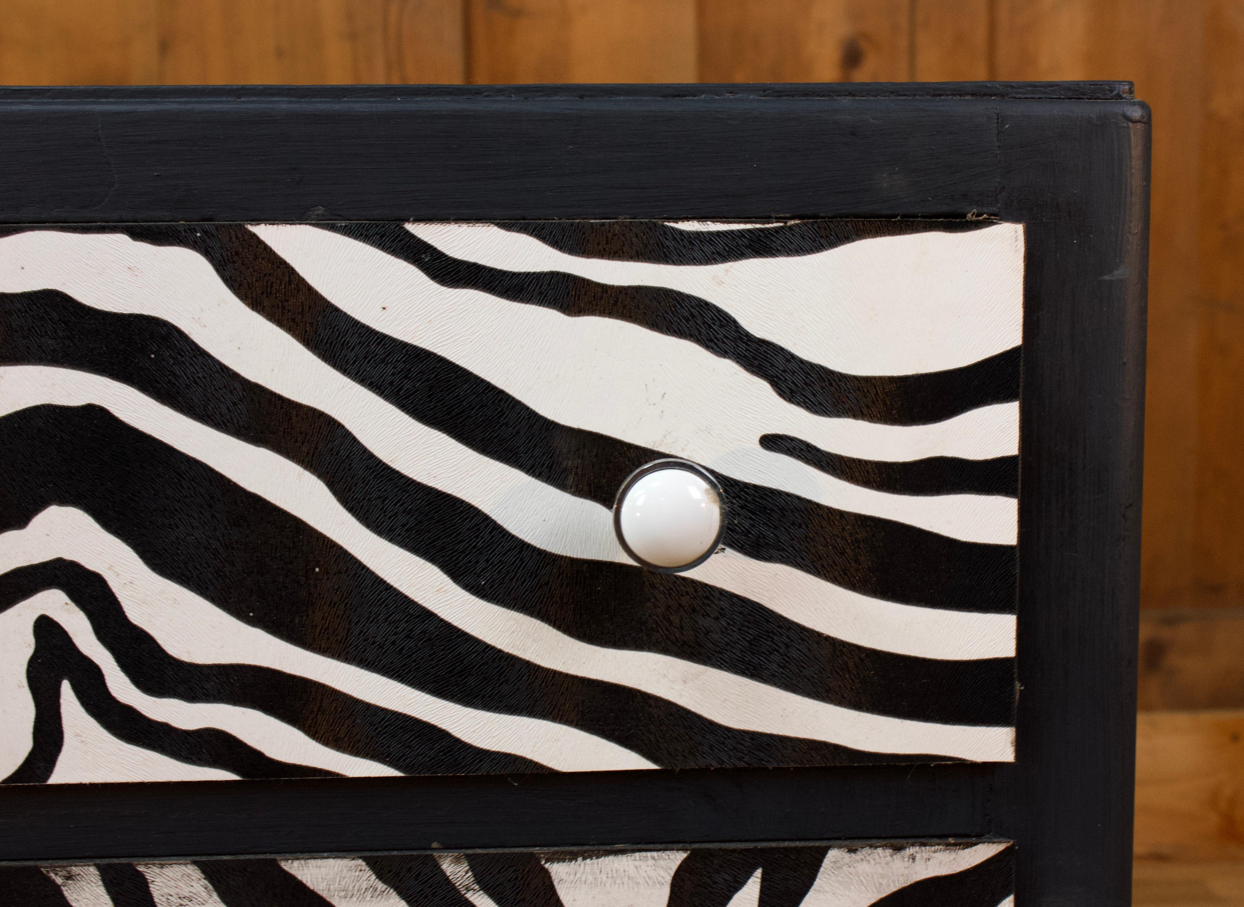 Restaurierte Kommode mit Zebra-Wandteppich  20. Jahrhundert  im Zustand „Gut“ im Angebot in Beuzevillette, FR