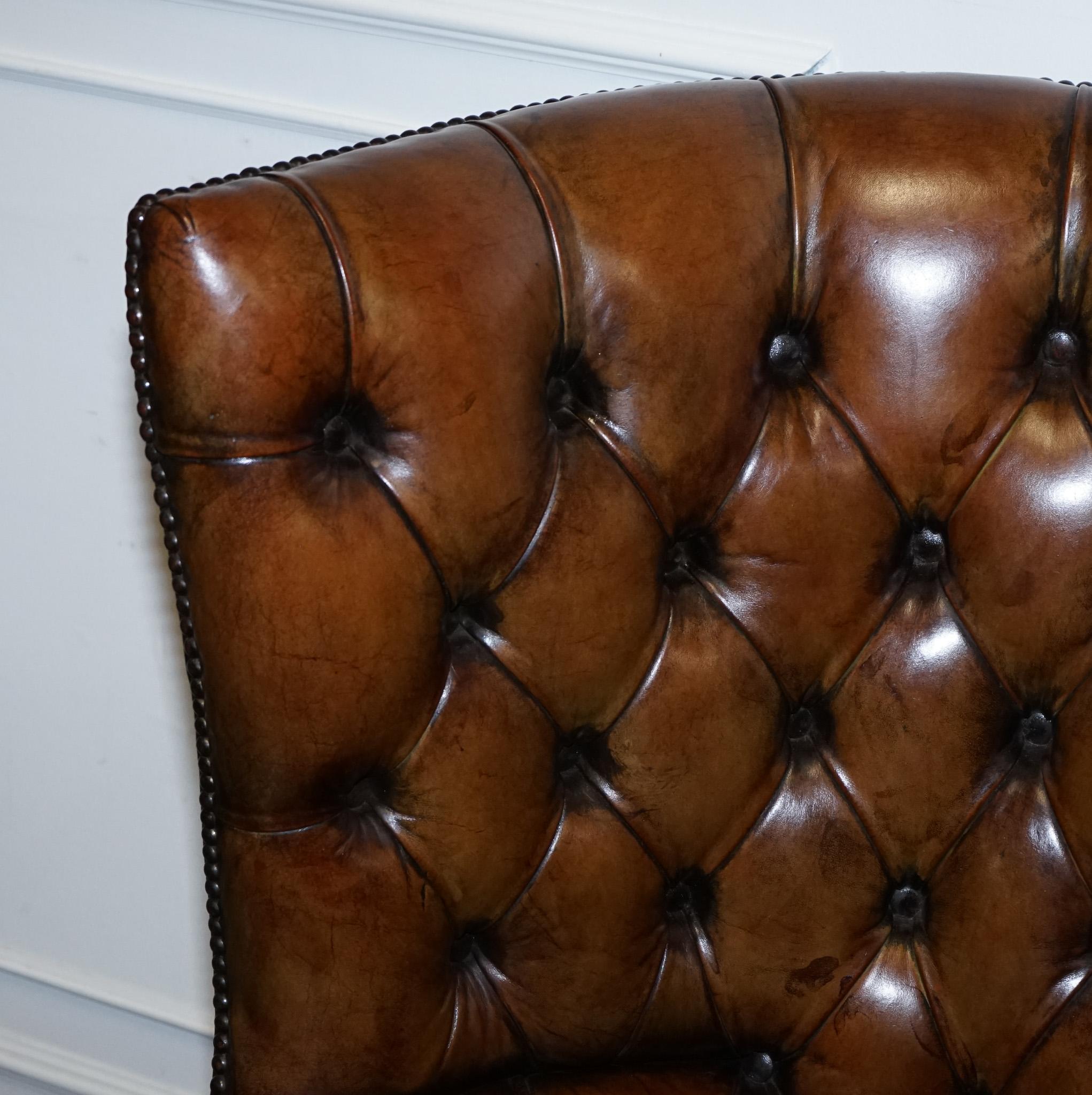 RESTORED CHESTERFIELD HANDGEFÄRBTES LEINER PORTERS WINGBACK ARMCHAiR im Angebot 11
