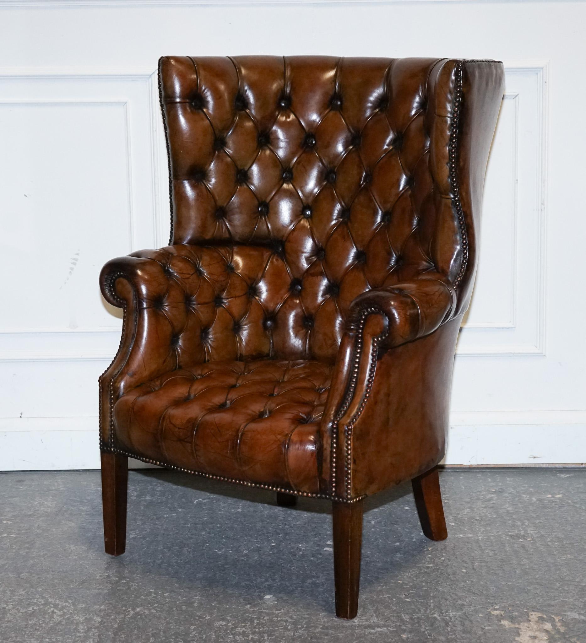 
Antiquitäten aus London



Dieser luxuriöse, restaurierte Chesterfield Porter's Wingback Armchair, der fachmännisch mit hochwertigem, handgefärbtem Leder gepolstert ist, wertet Ihre Einrichtung auf. Dieser Sessel, ein Zeugnis zeitloser britischer