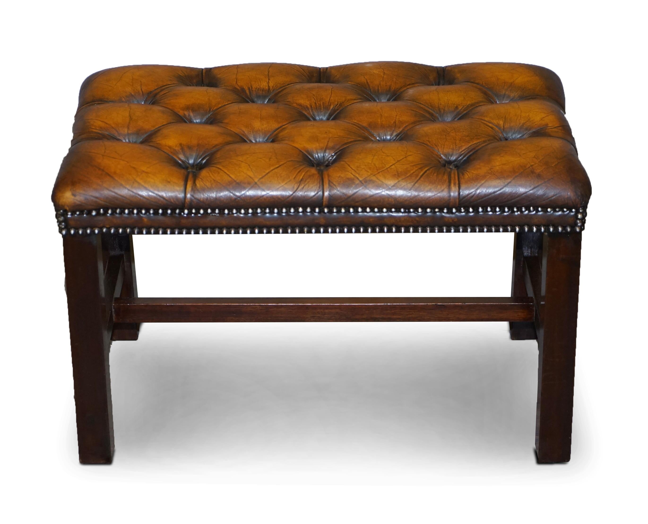 This sale is for a stunning late 20th century, fully restored Chesterfield Piano stool or single bench seat in cigar brown leather

A very good looking stool, its larger than a footstool so designed for Pianos, dressing tables and so on

The