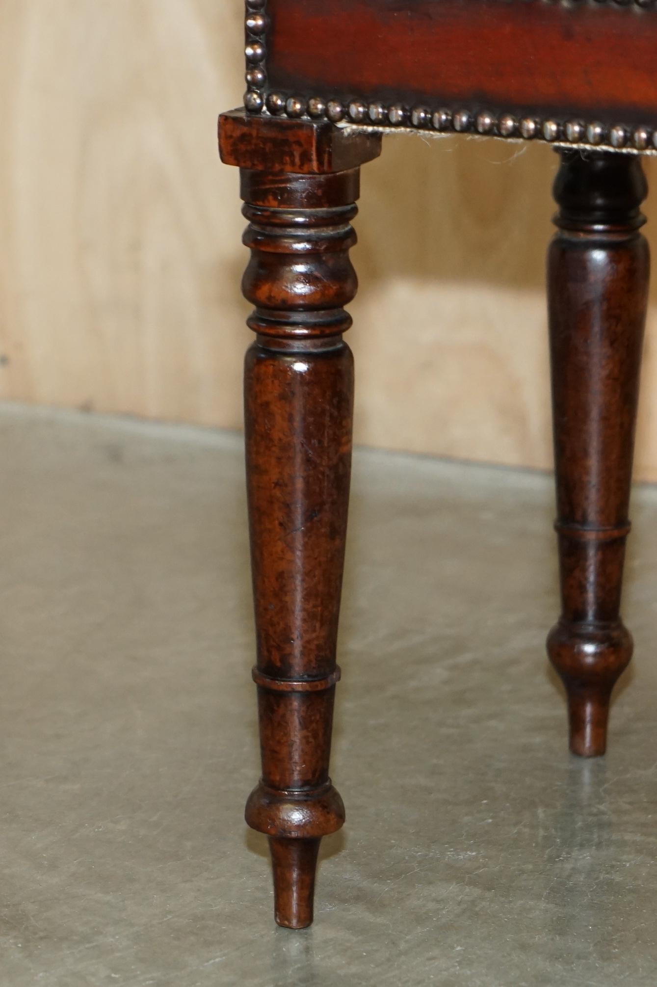 BANCO PARA PIANO CHESTERFIELD RESTAURADO MESA DE VESTIR TABURETE DE CUERO MARRON TEñIDO A MANO en venta 4