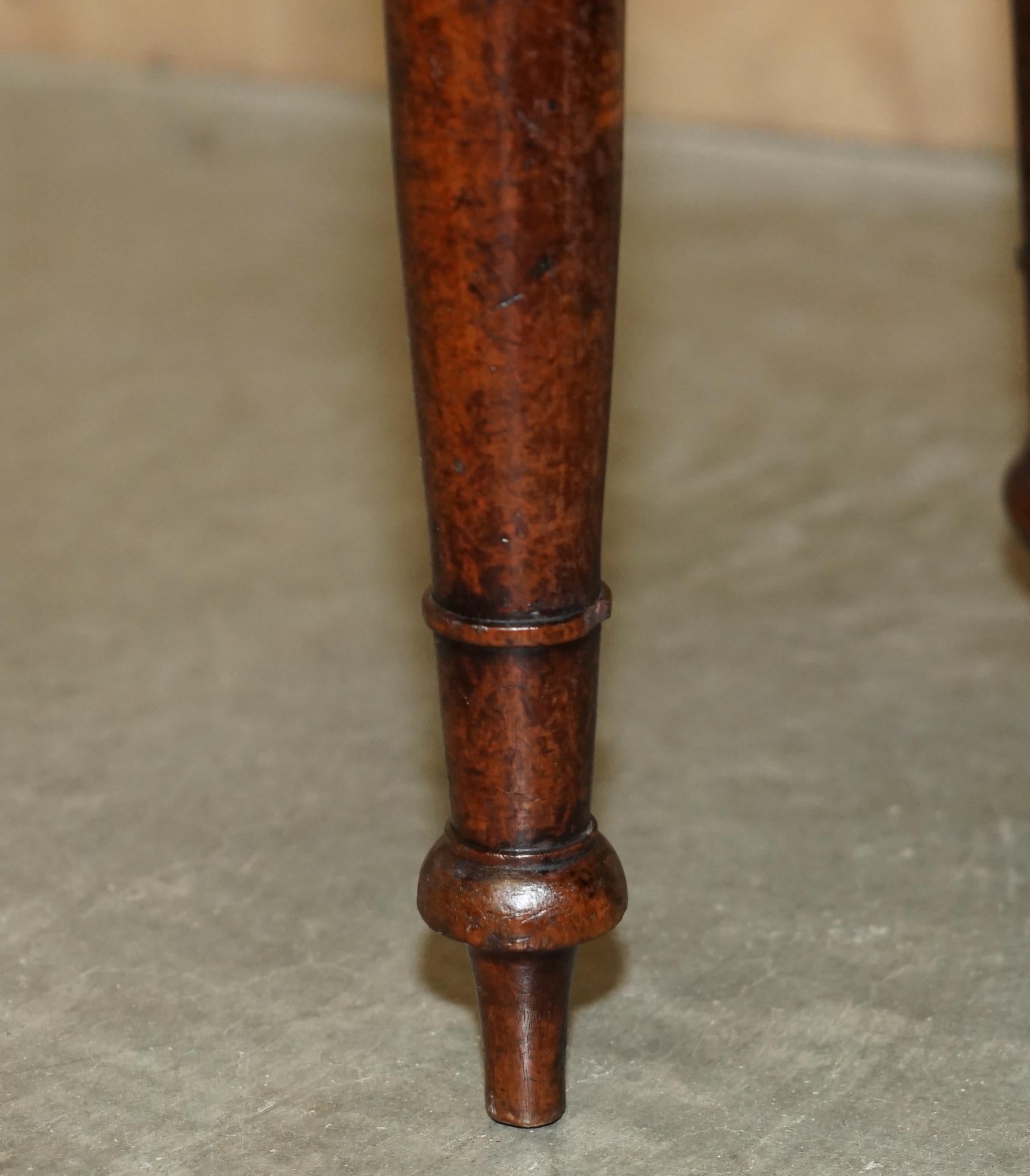 BANCO PARA PIANO CHESTERFIELD RESTAURADO MESA DE VESTIR TABURETE DE CUERO MARRON TEñIDO A MANO en venta 6
