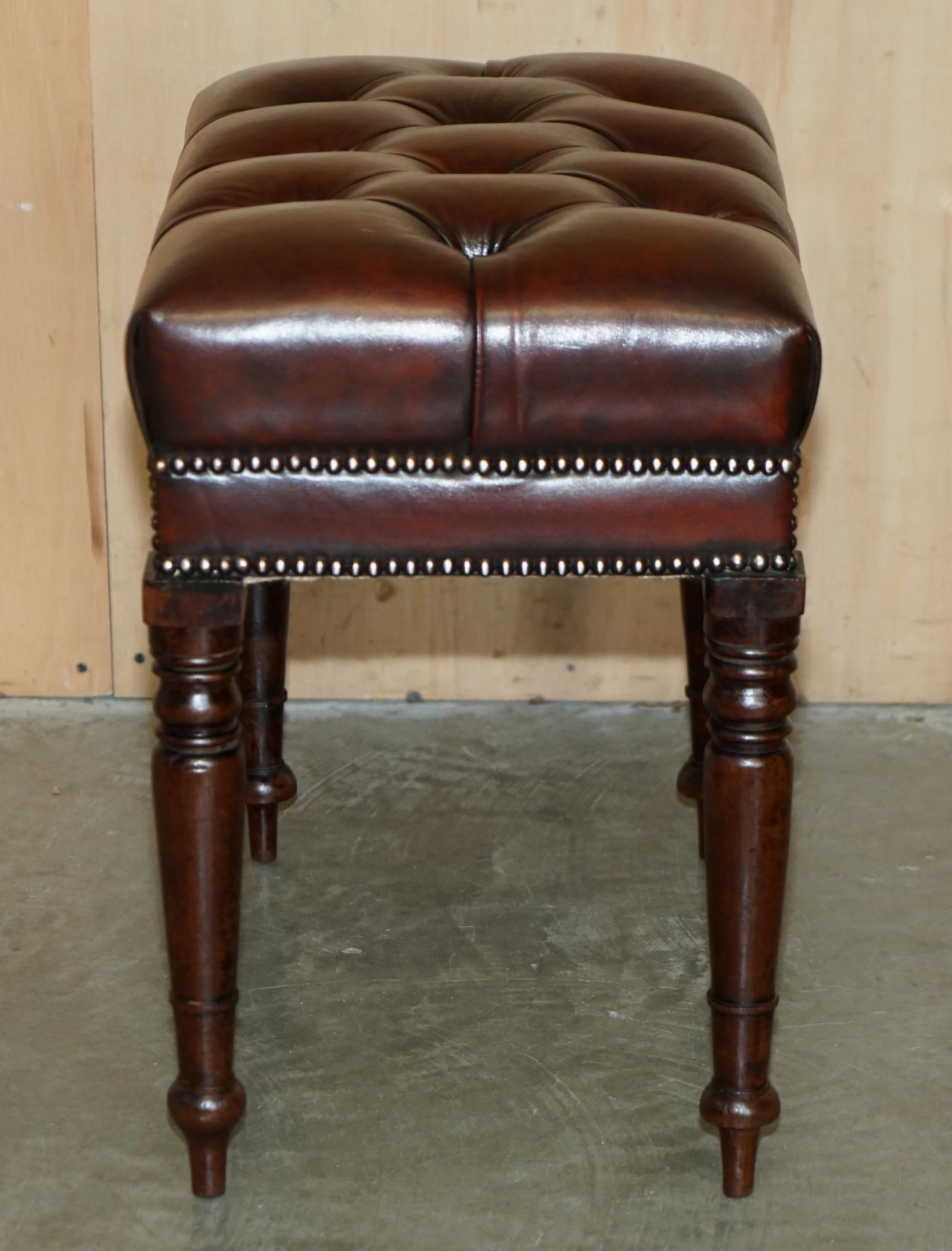 BANCO PARA PIANO CHESTERFIELD RESTAURADO MESA DE VESTIR TABURETE DE CUERO MARRON TEñIDO A MANO en venta 7