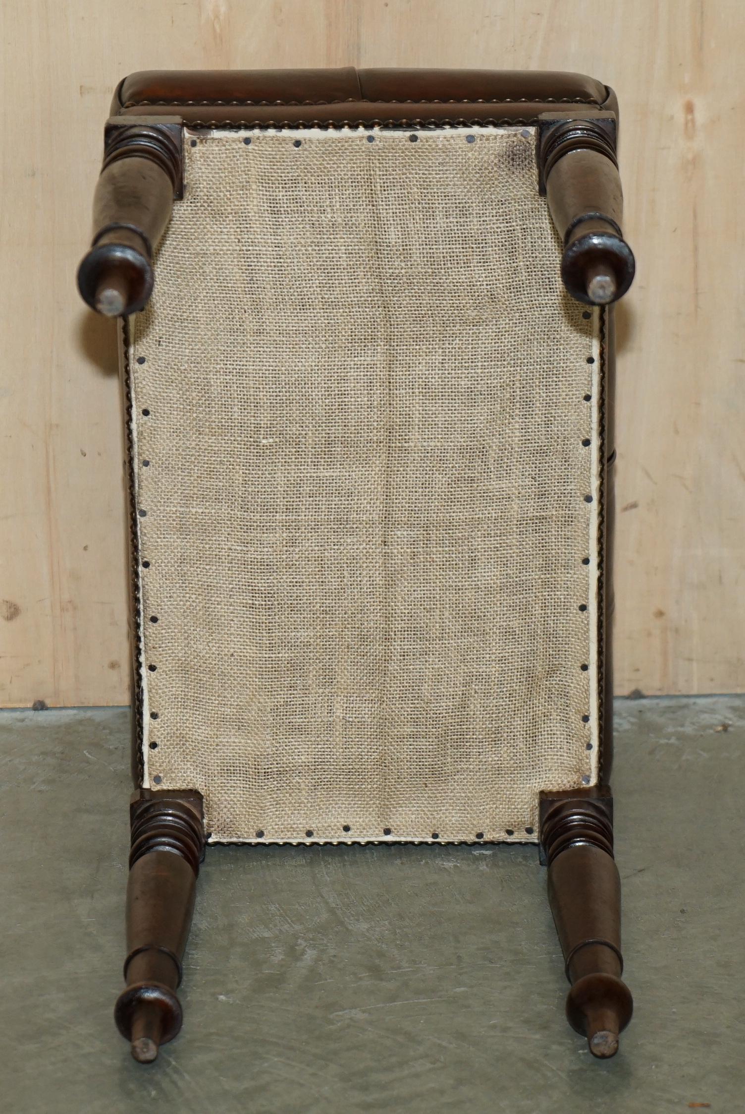 BANCO PARA PIANO CHESTERFIELD RESTAURADO MESA DE VESTIR TABURETE DE CUERO MARRON TEñIDO A MANO en venta 8