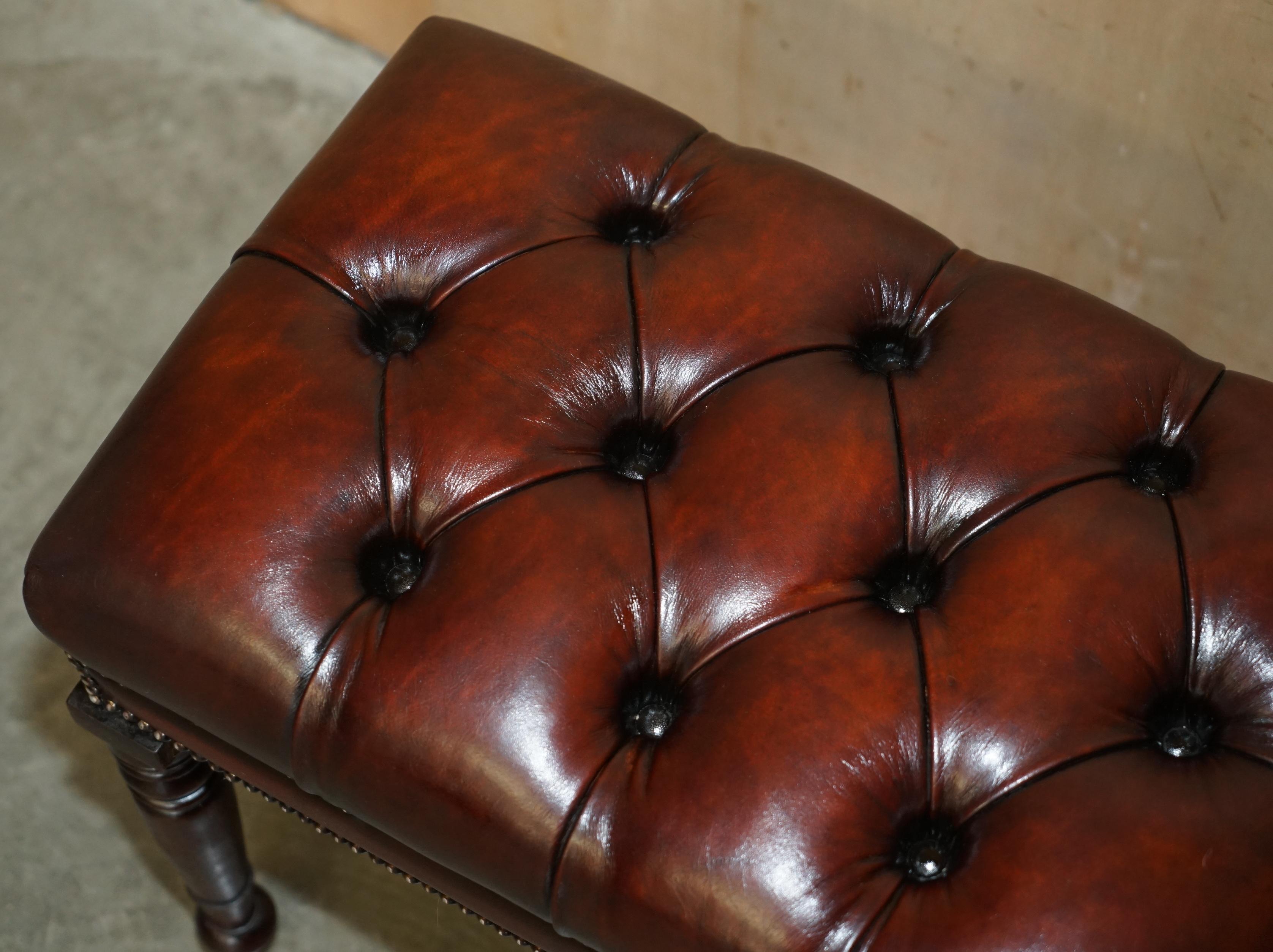 BANCO PARA PIANO CHESTERFIELD RESTAURADO MESA DE VESTIR TABURETE DE CUERO MARRON TEñIDO A MANO Hecho a mano en venta