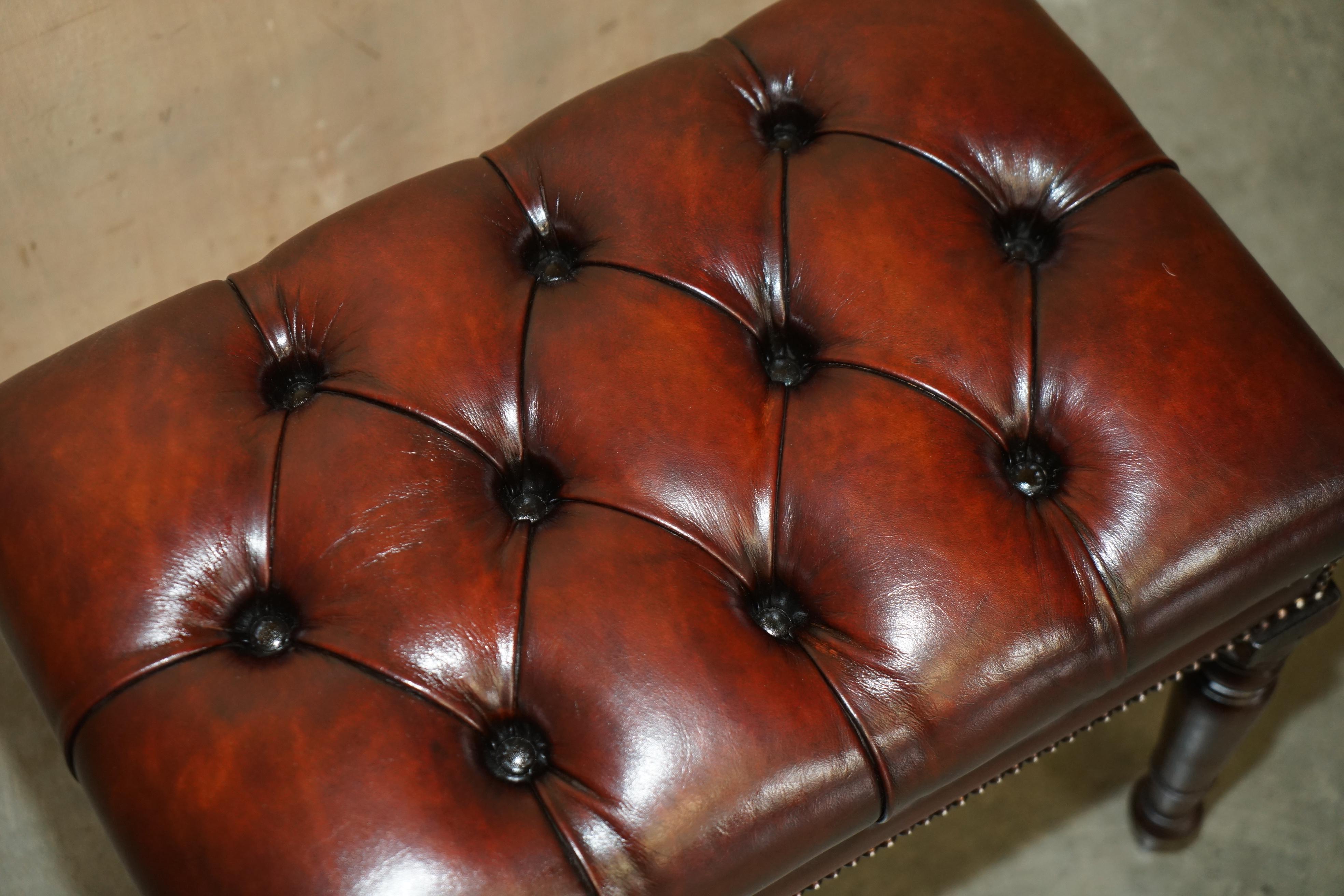 BANCO PARA PIANO CHESTERFIELD RESTAURADO MESA DE VESTIR TABURETE DE CUERO MARRON TEñIDO A MANO en Bueno estado para la venta en West Sussex, Pulborough