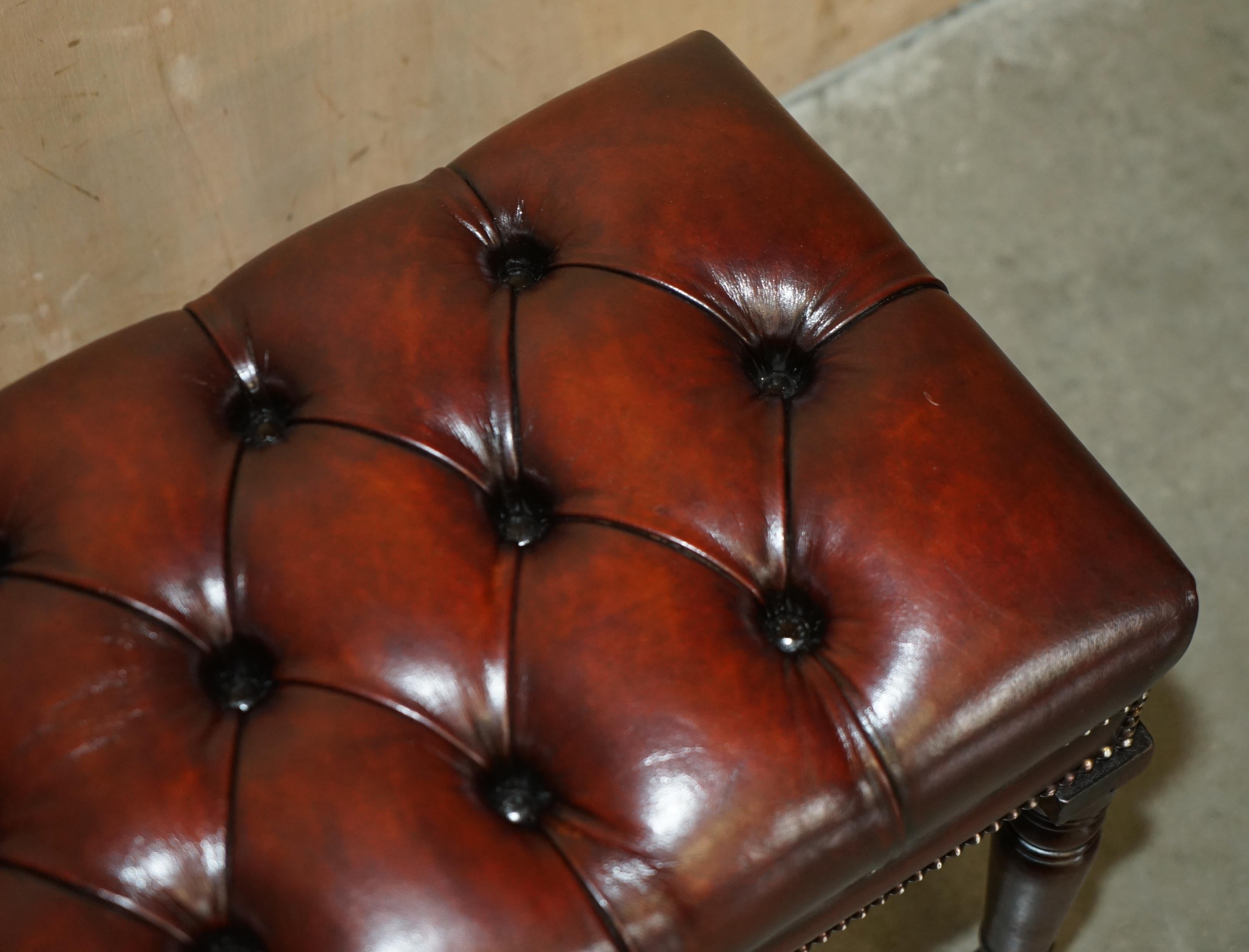 BANCO PARA PIANO CHESTERFIELD RESTAURADO MESA DE VESTIR TABURETE DE CUERO MARRON TEñIDO A MANO Fines del siglo XIX en venta