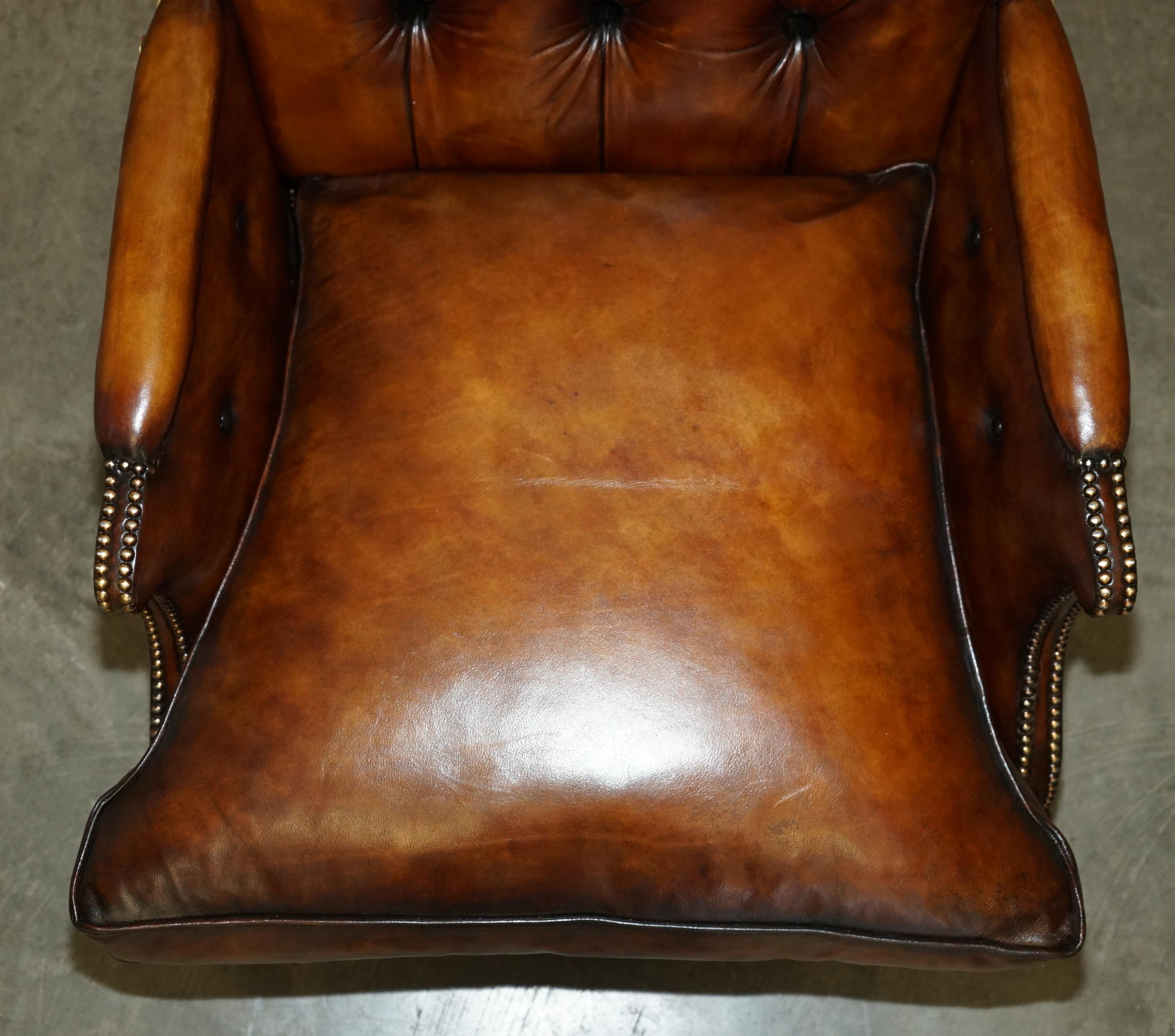 RESTORED CHESTERFIELD TUFTED HAND DYED BROWN LEATHER LIBRARY RECLINER ARMCHAiR (Leder) im Angebot