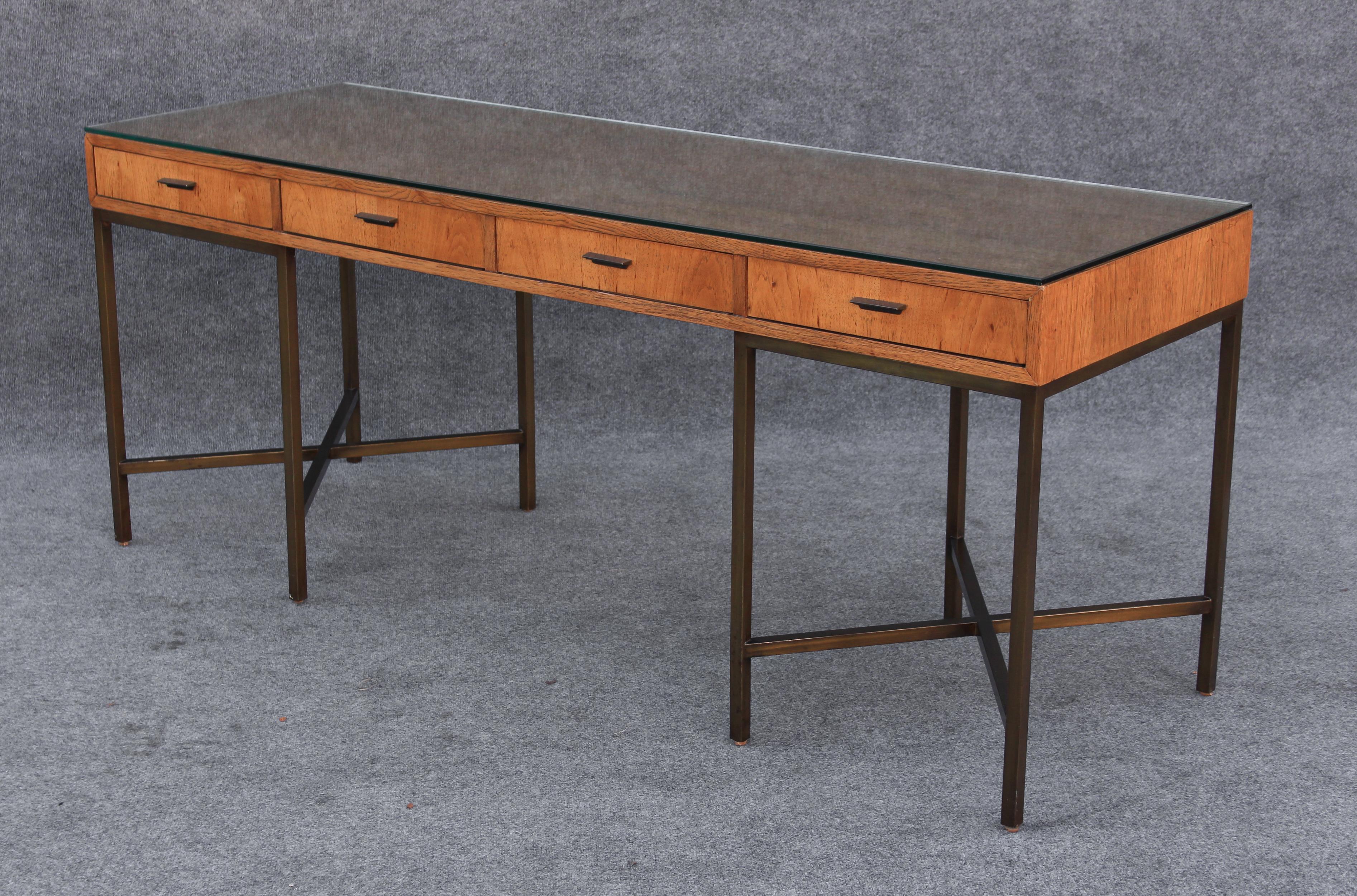 Restaurierter großer Schreibtisch mit 4 Schubladen aus Kastanienholz und Bronze von Jack Cartwright für Gründer (amerikanisch) im Angebot