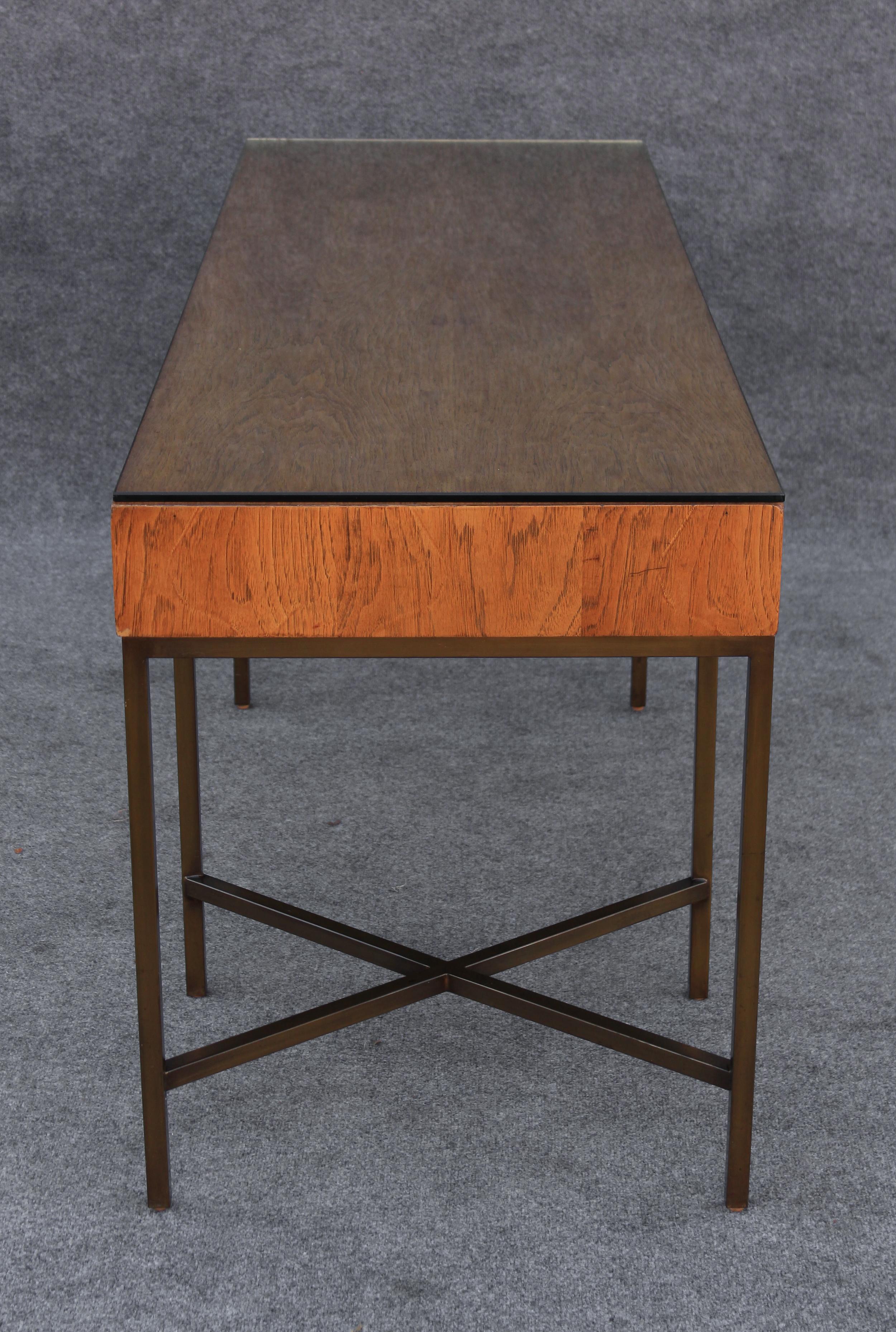 Restaurierter großer Schreibtisch mit 4 Schubladen aus Kastanienholz und Bronze von Jack Cartwright für Gründer (Mitte des 20. Jahrhunderts) im Angebot