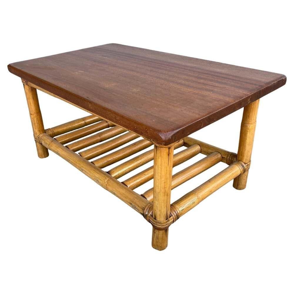 Cette rare paire de tables basses et de tables d'appoint flottantes de la taille d'un enfant, magnifiquement restaurée, présente un design ouvert unique basé sur le style de Paul AT&T qui donne aux plateaux de table en acajou une apparence presque