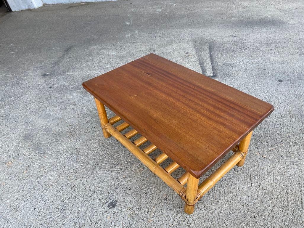 Milieu du XXe siècle Table basse et table d'appoint en rotin flottant de taille enfant restaurée en vente