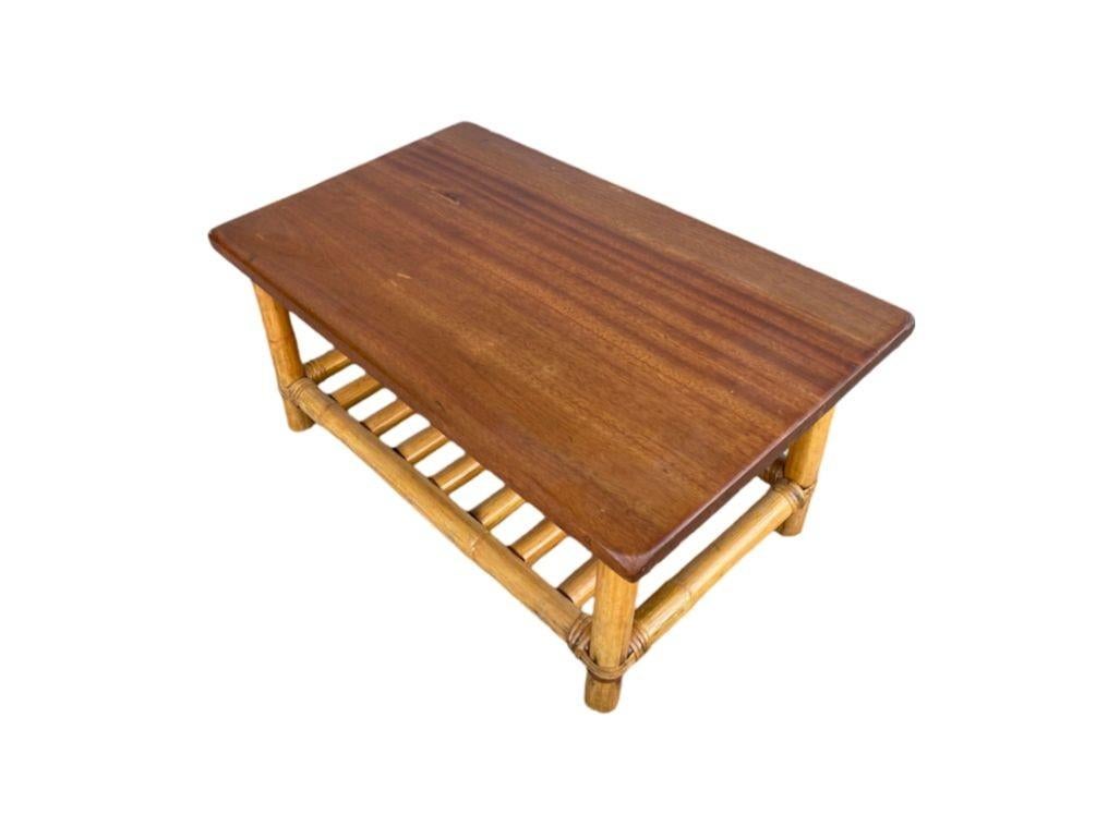 Table basse et table d'appoint en rotin flottant de taille enfant restaurée Excellent état - En vente à Van Nuys, CA