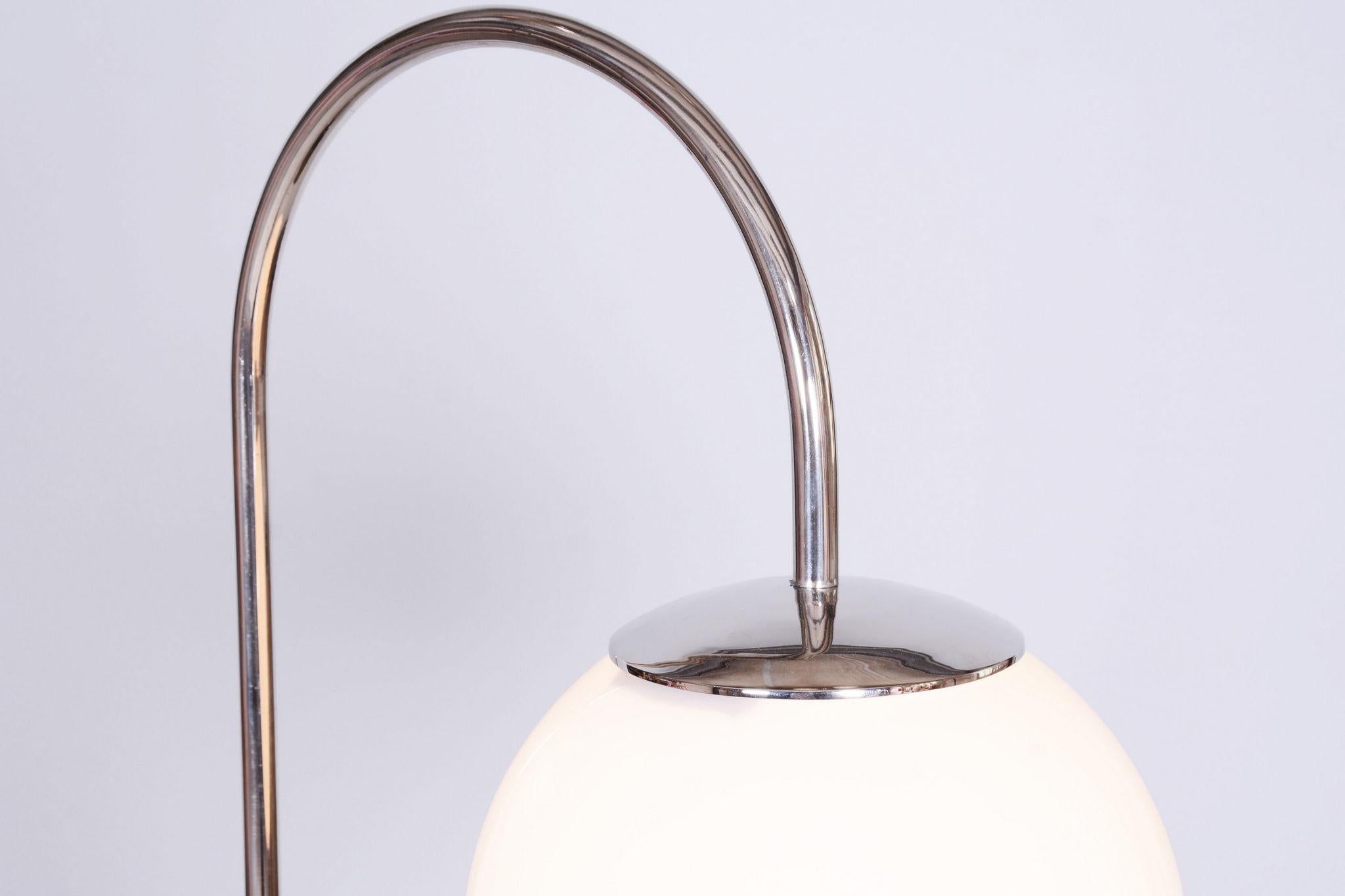 Lampada da terra cromata restaurata, Steele, vetro latteo, altezza regolabile, ceca, anni '30 In condizioni buone in vendita a Brandys nad Labem, Středočeský kraj