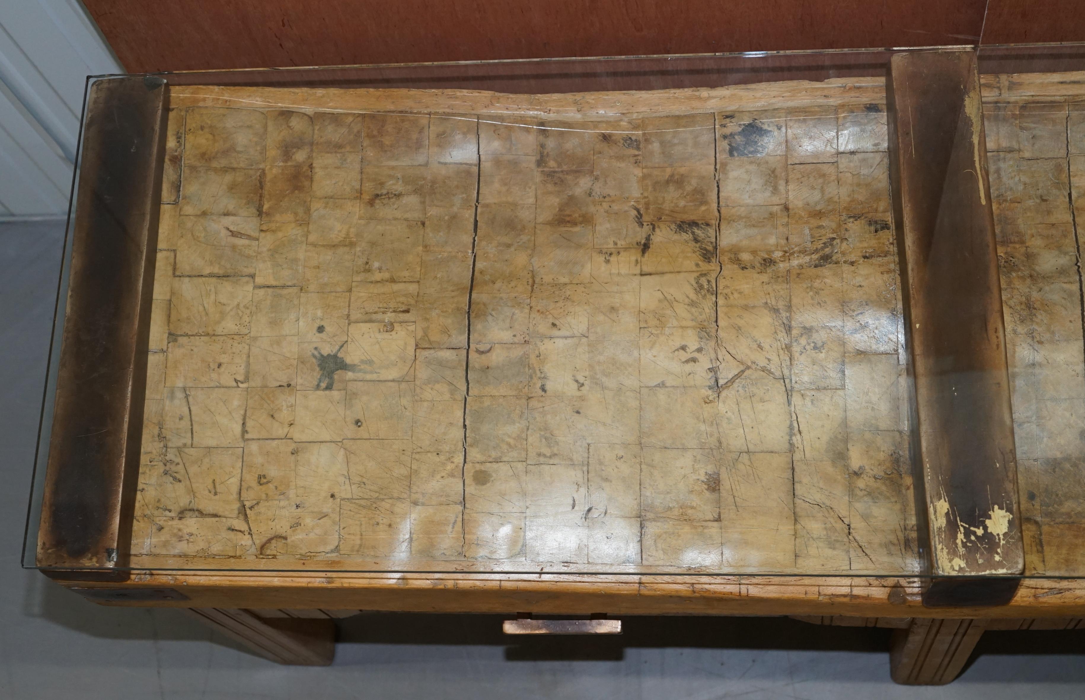 Restaurierte circa 1920er Hennes Frankreich Metzger Tisch bronziert Halterungen Glasplatte im Angebot 4