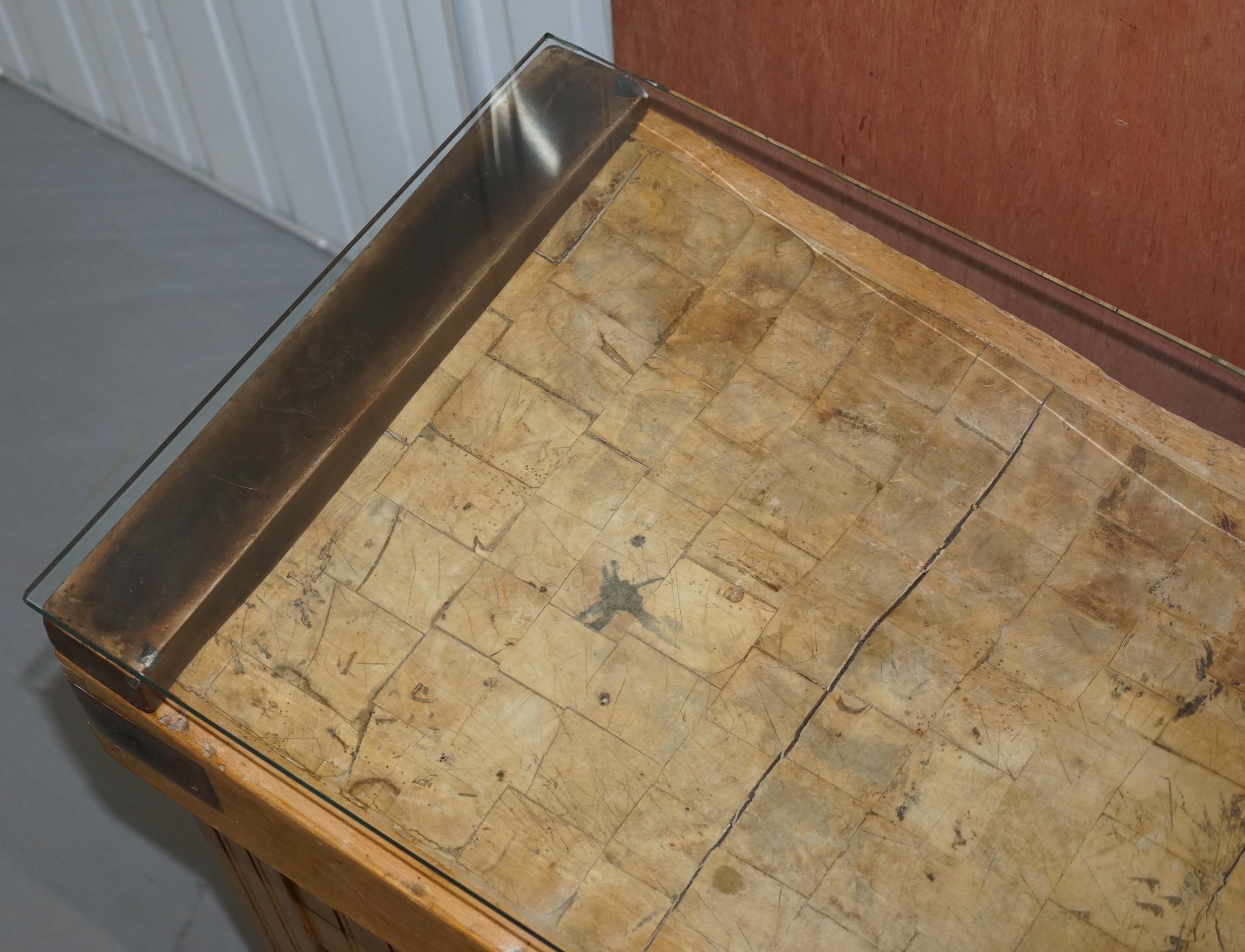 Restaurierte circa 1920er Hennes Frankreich Metzger Tisch bronziert Halterungen Glasplatte im Angebot 5
